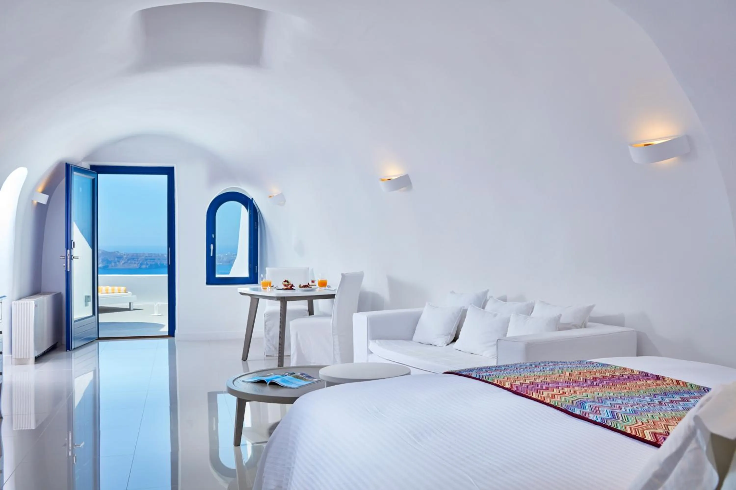 Patio, Bed in Katikies Chromata Santorini - The Leading Hotels of the World