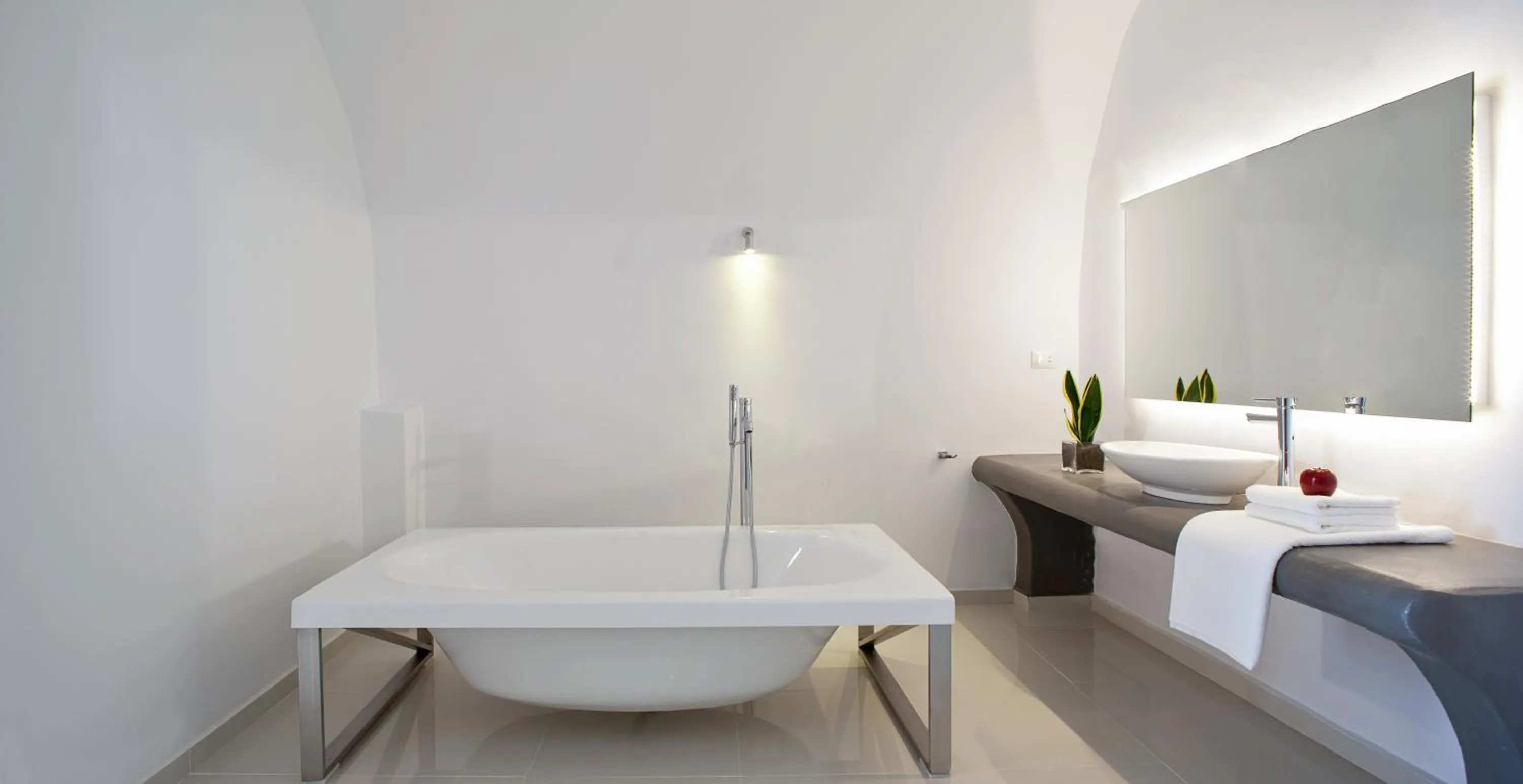 Bathroom, Bed in Katikies Chromata Santorini - The Leading Hotels of the World