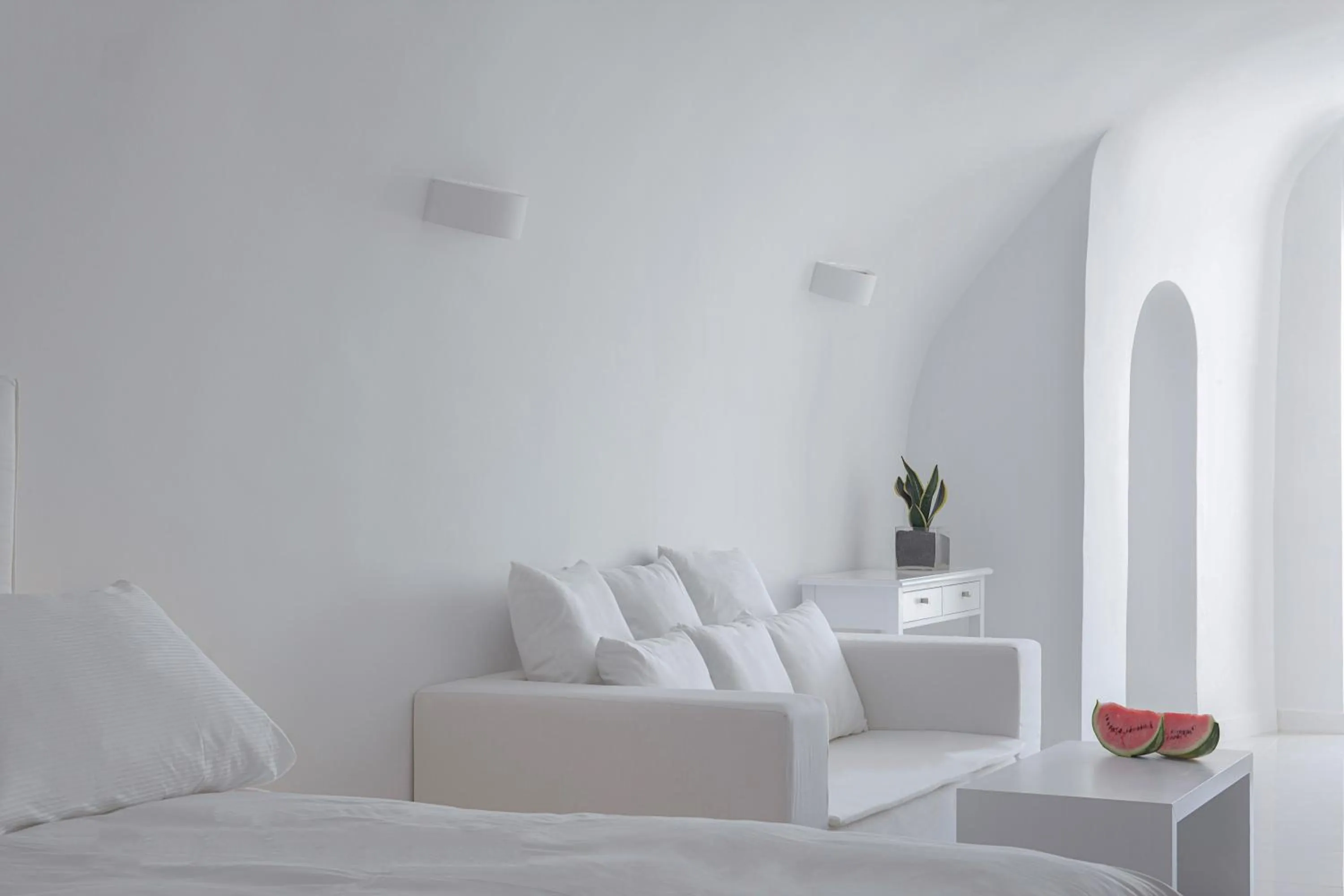 Seating area, Bed in Katikies Chromata Santorini - The Leading Hotels of the World