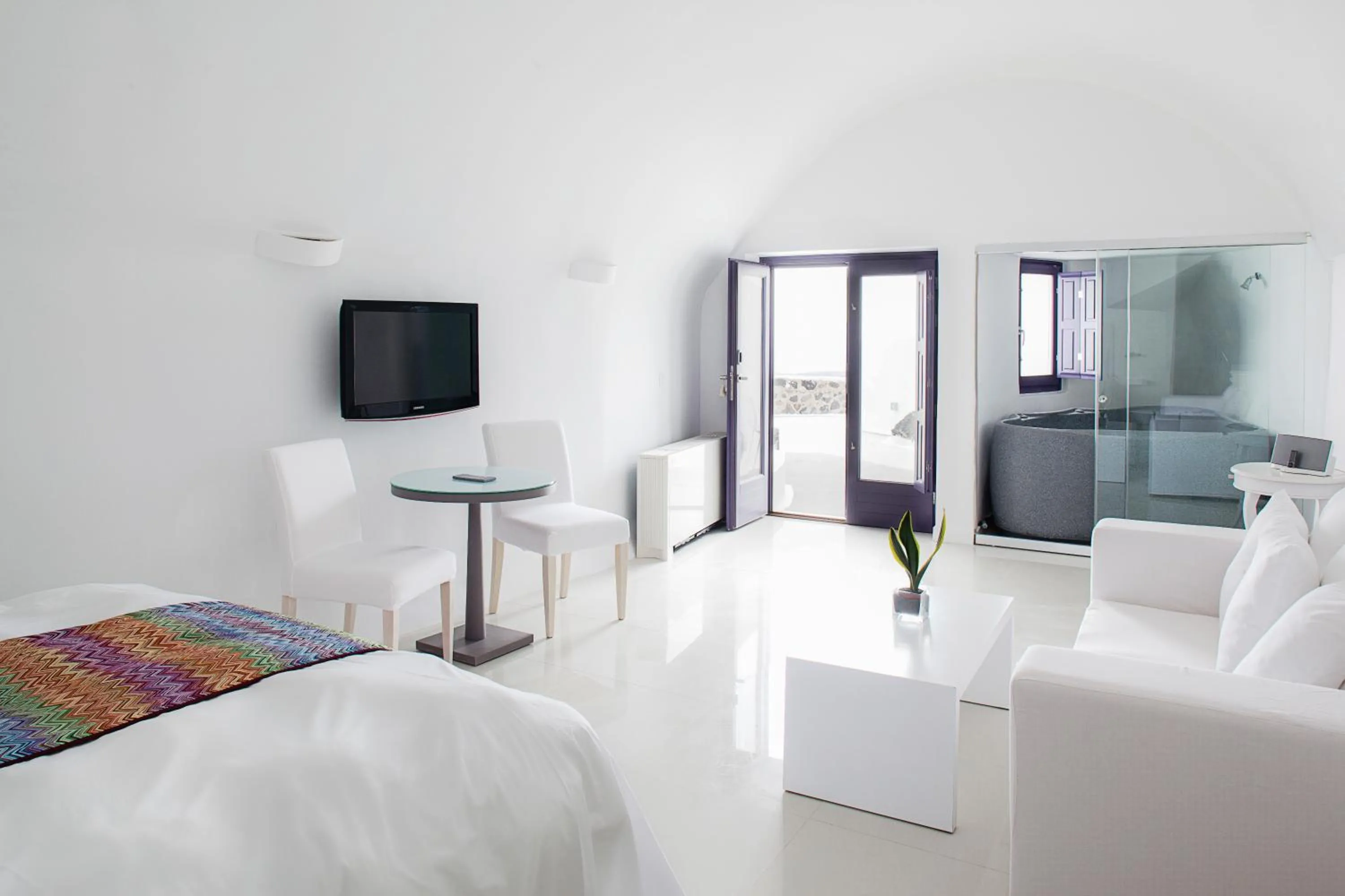 Photo of the whole room, Bed in Katikies Chromata Santorini - The Leading Hotels of the World