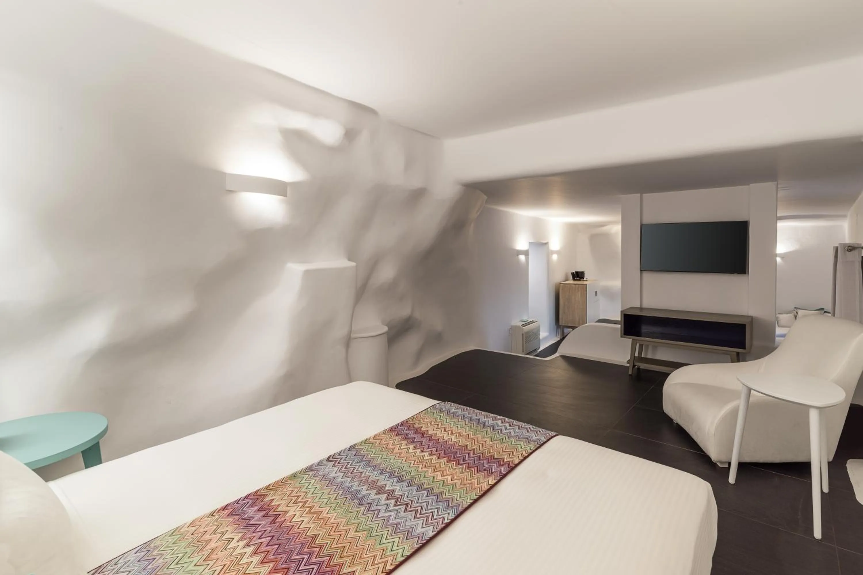 Photo of the whole room, Bed in Katikies Chromata Santorini - The Leading Hotels of the World