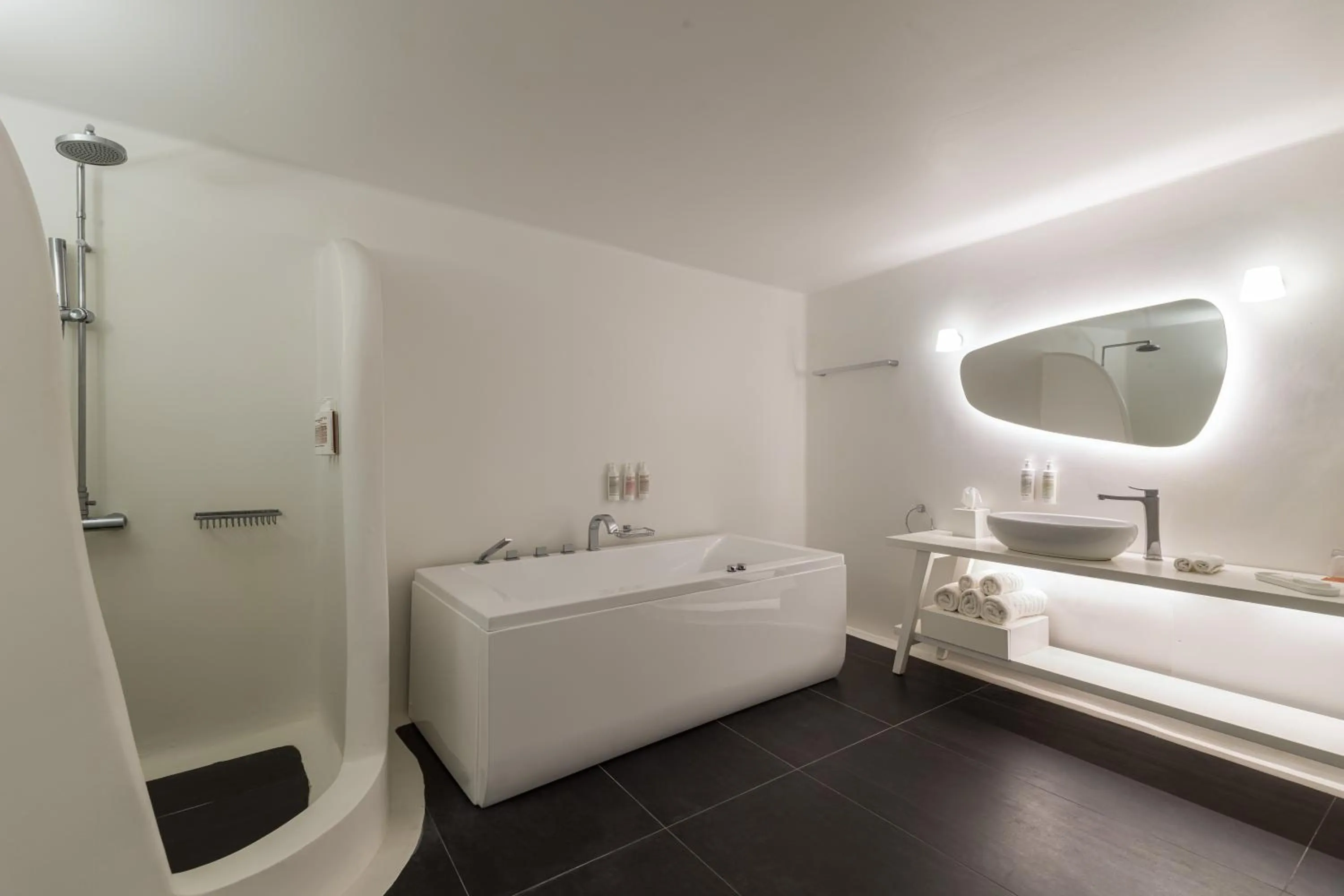 Bathroom, Bed in Katikies Chromata Santorini - The Leading Hotels of the World