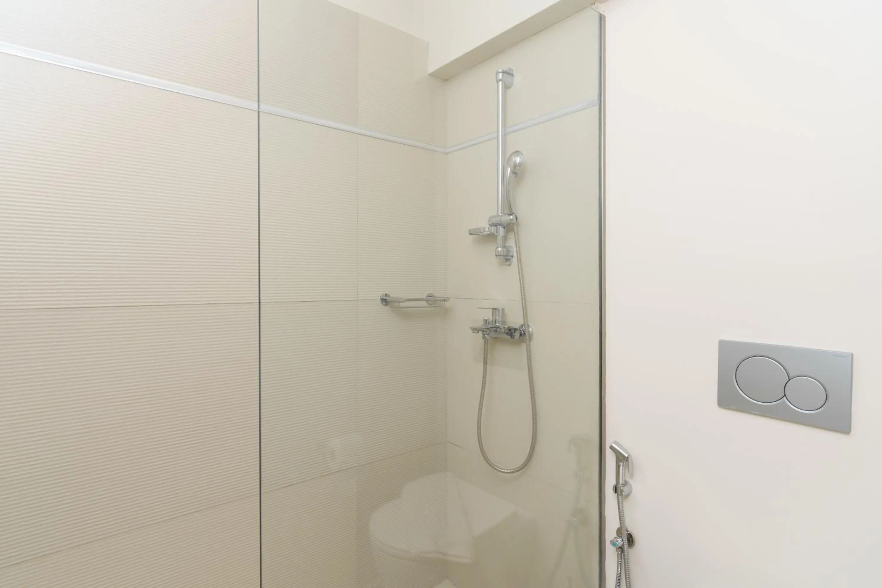 Shower in Gallery Central Piraeus Port