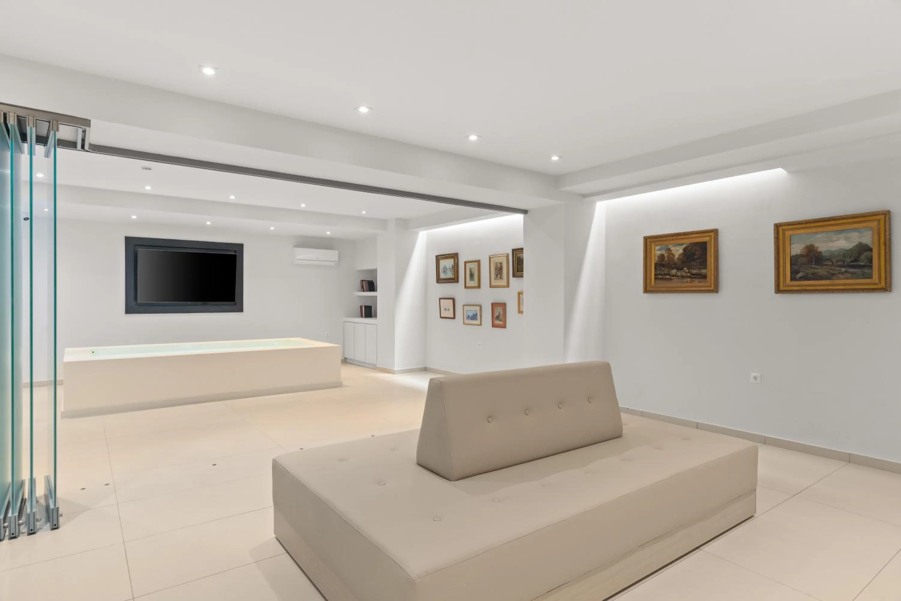 Business facilities in Gallery Central Piraeus Port