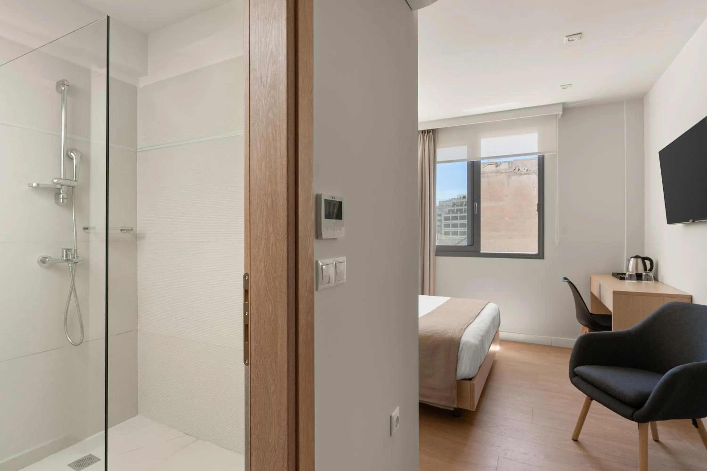 Shower, Bed in Gallery Central Piraeus Port