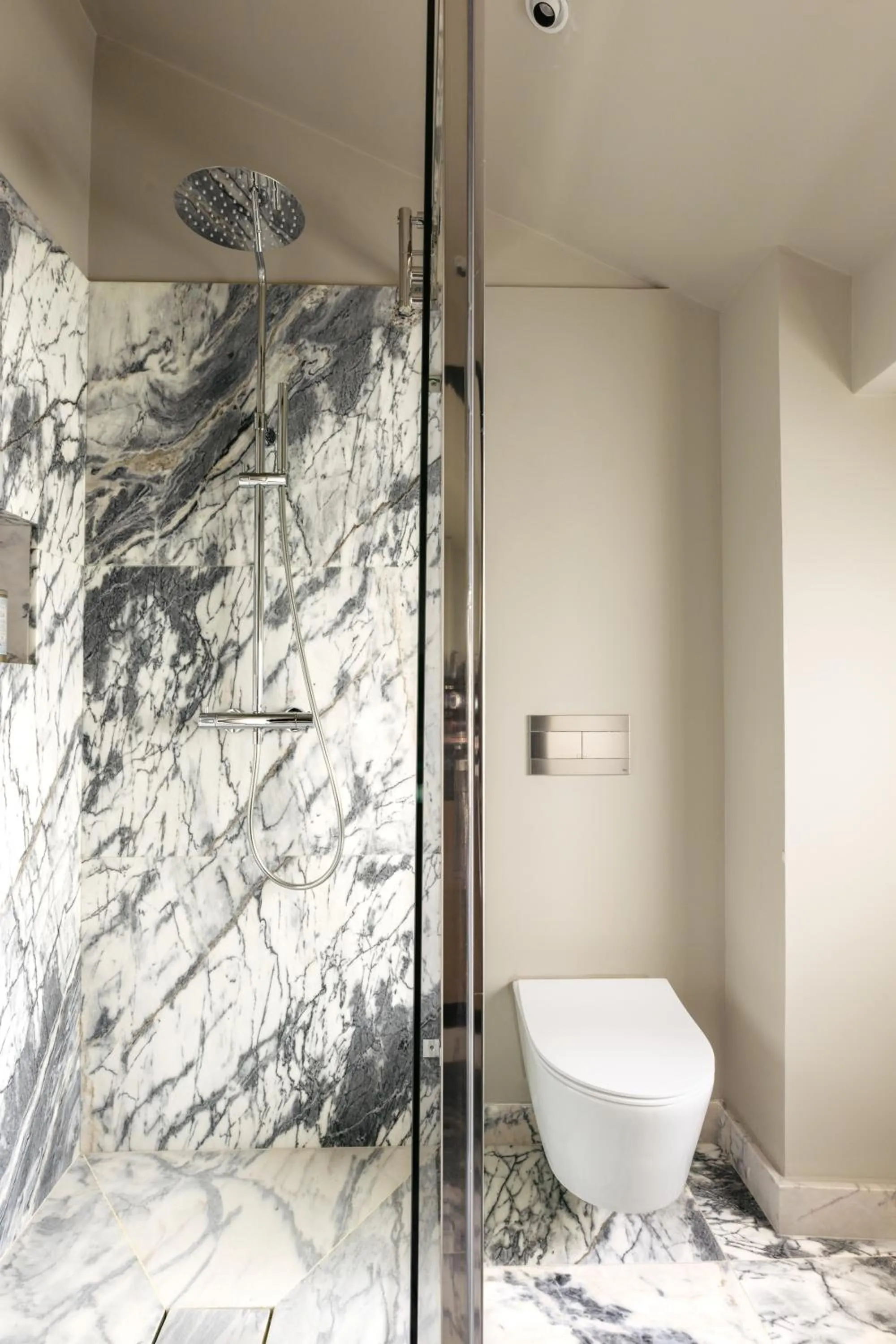 Bathroom in Dare Lisbon River