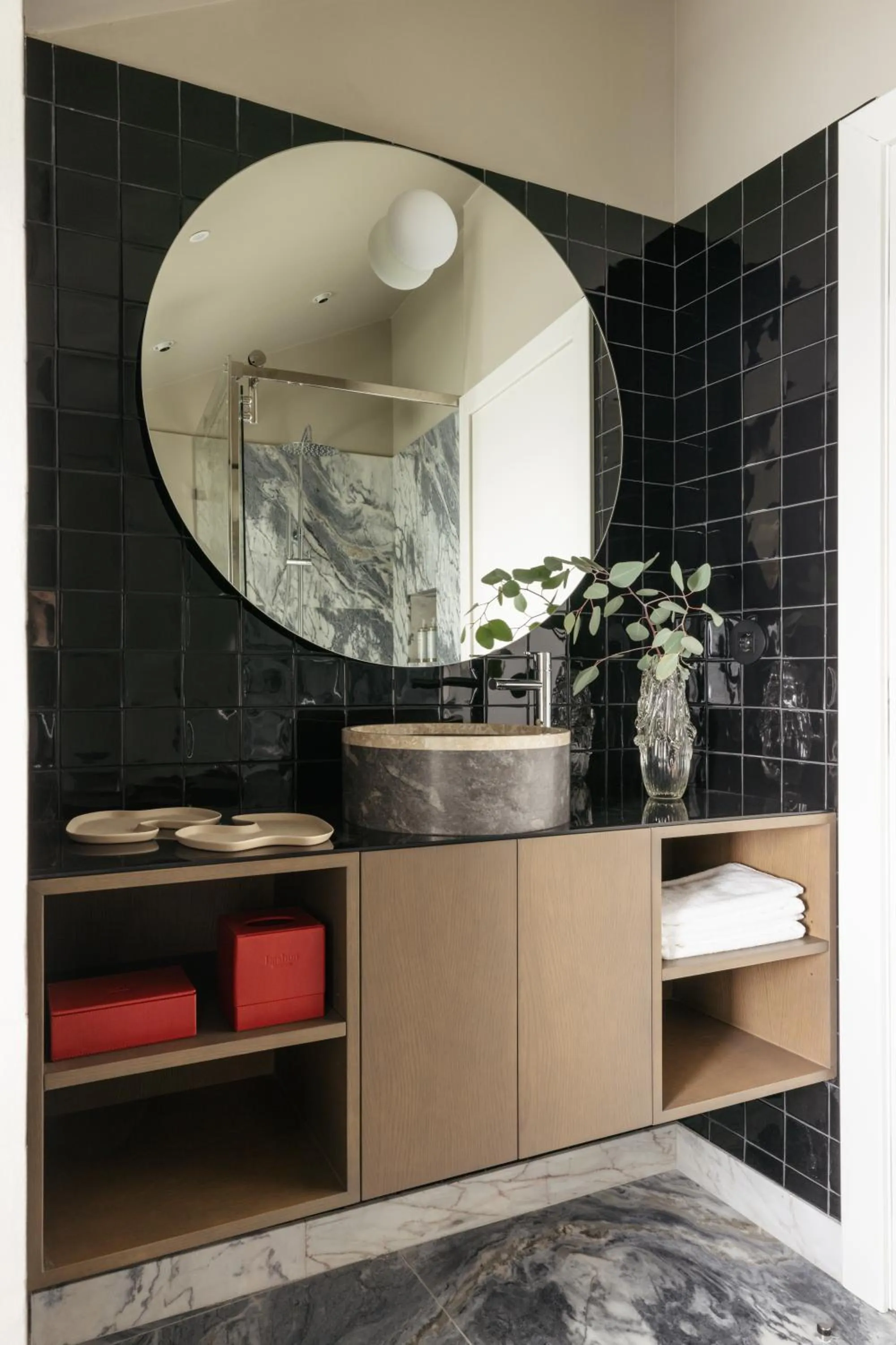 Bathroom in Dare Lisbon River