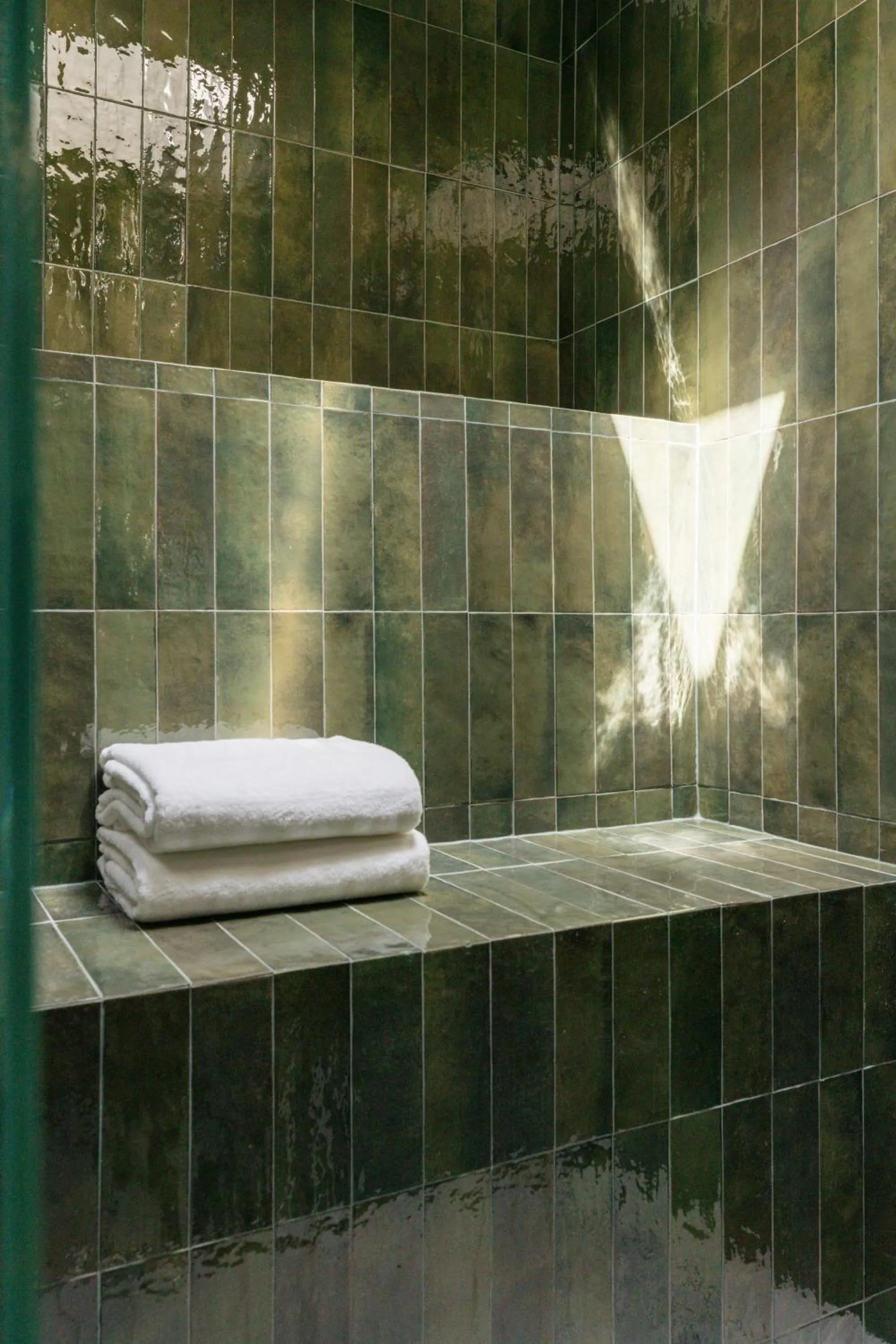 Bathroom in Dare Lisbon River