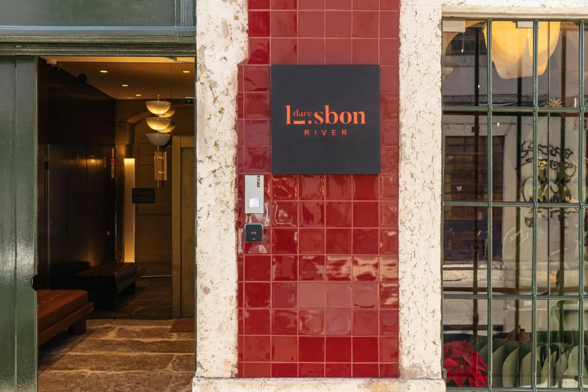 Facade/entrance in Dare Lisbon River