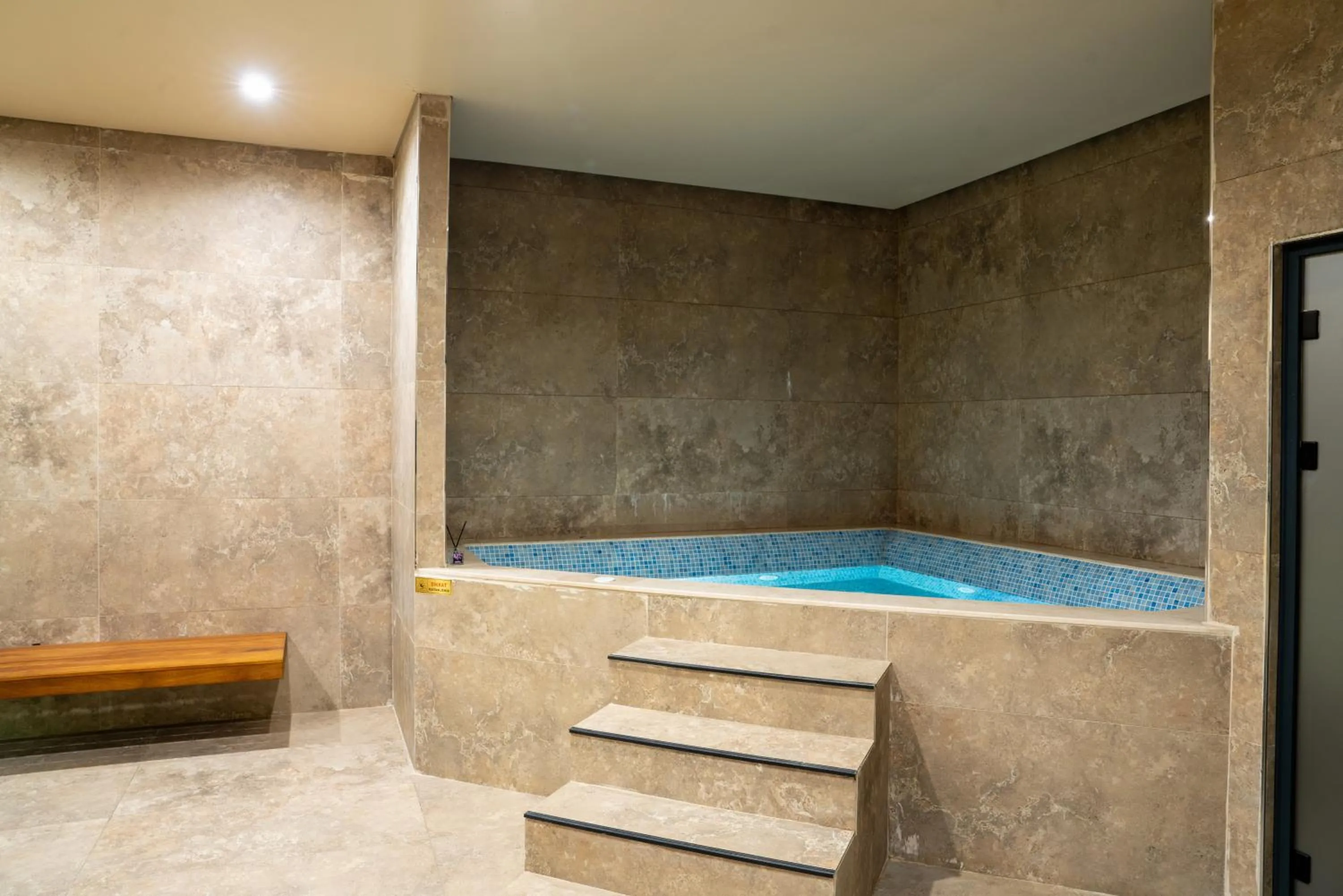 Hot Tub in The Superior Living Kağıthane