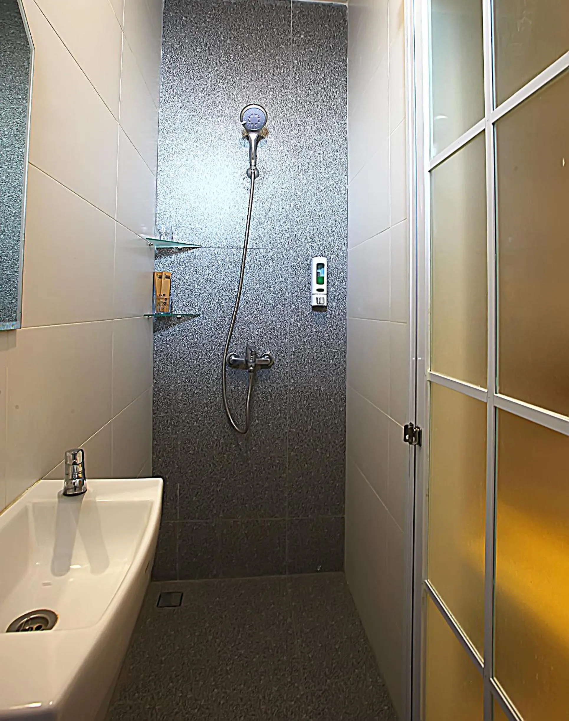 Shower in Mimaru Hotel Jakarta