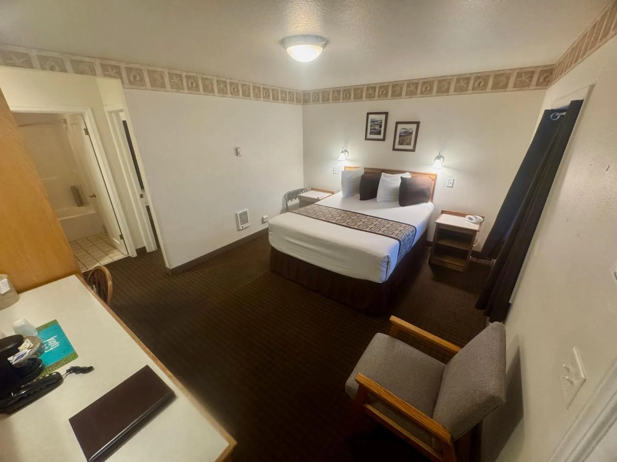 Bedroom, Bed in Ocean Breeze Motel