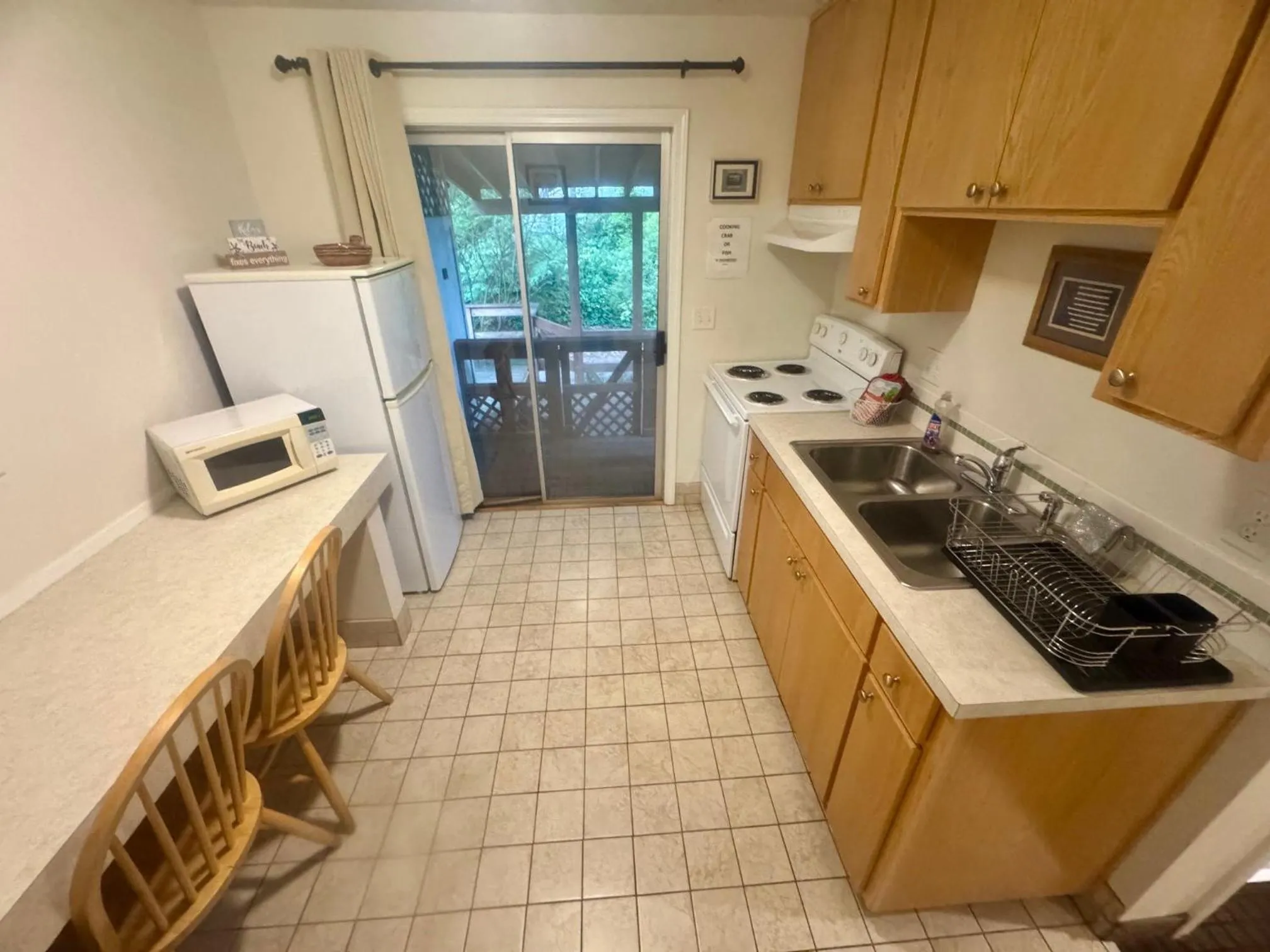 Kitchen or kitchenette in Ocean Breeze Motel