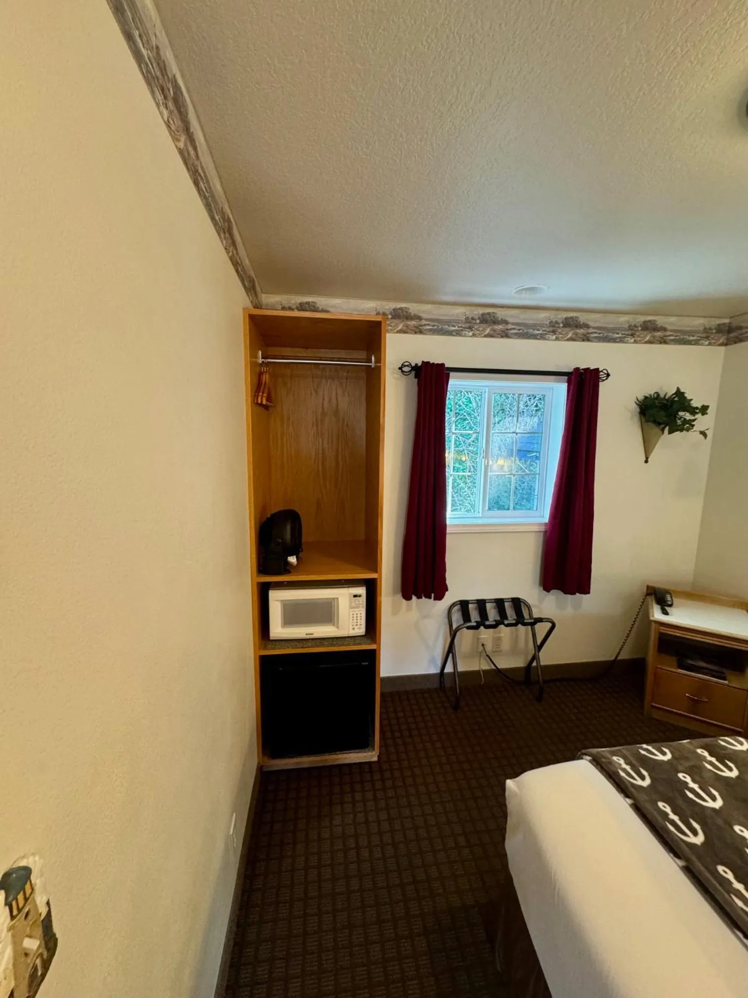 wardrobe, Bed in Ocean Breeze Motel