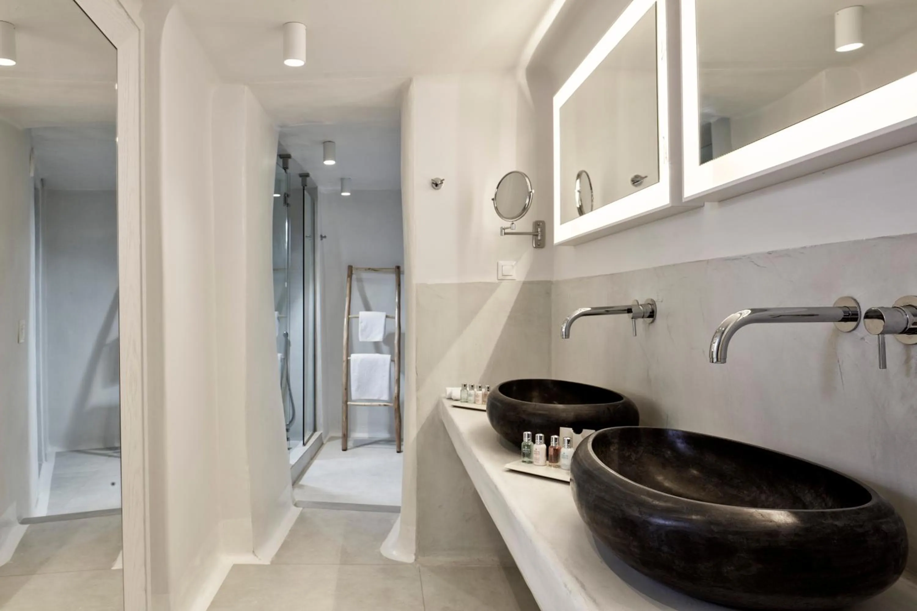 Shower in Cosmopolitan Suites - Small Luxury Hotels of the World