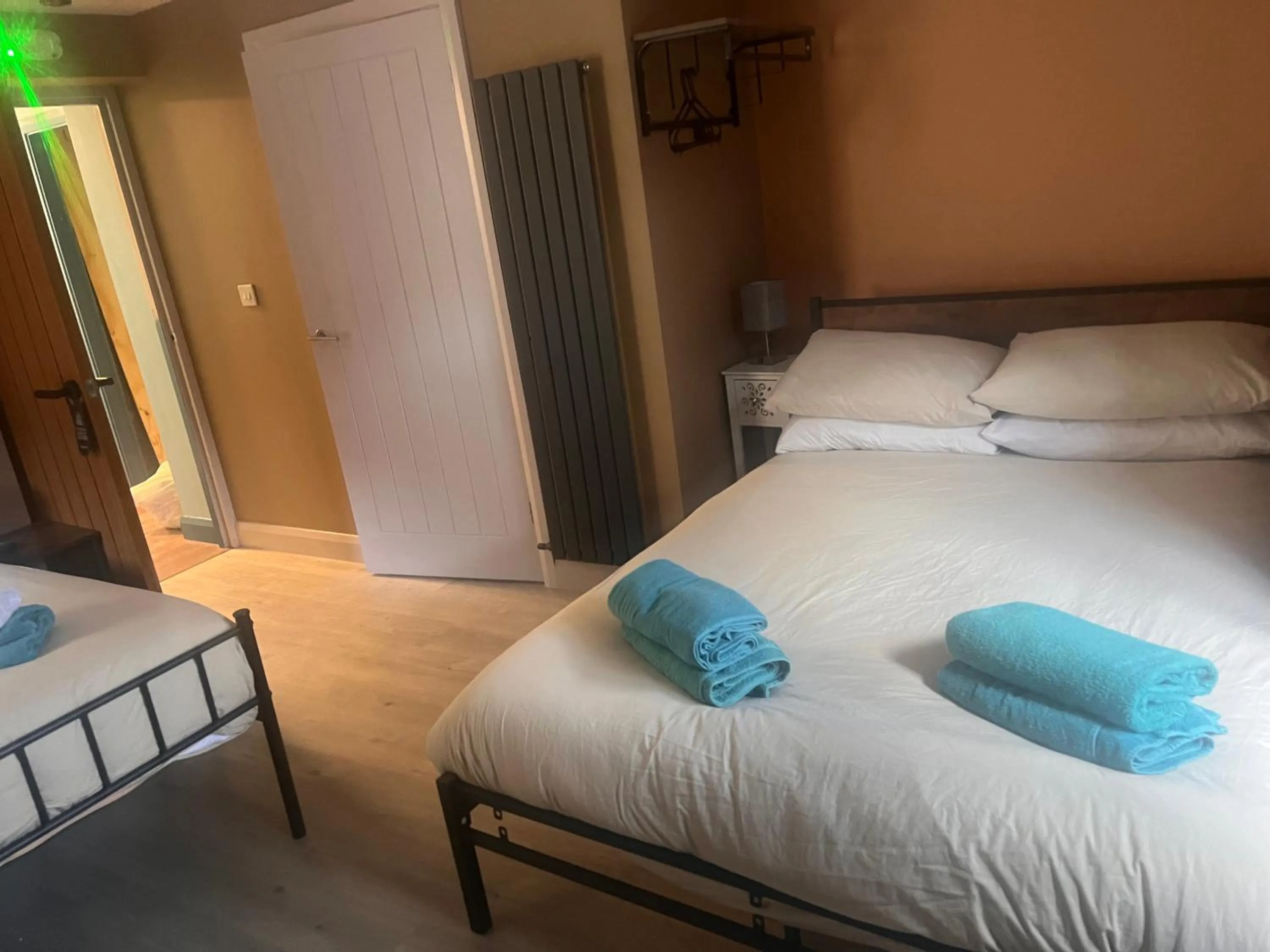 Facade/entrance, Bed in Tumbledown Hotel