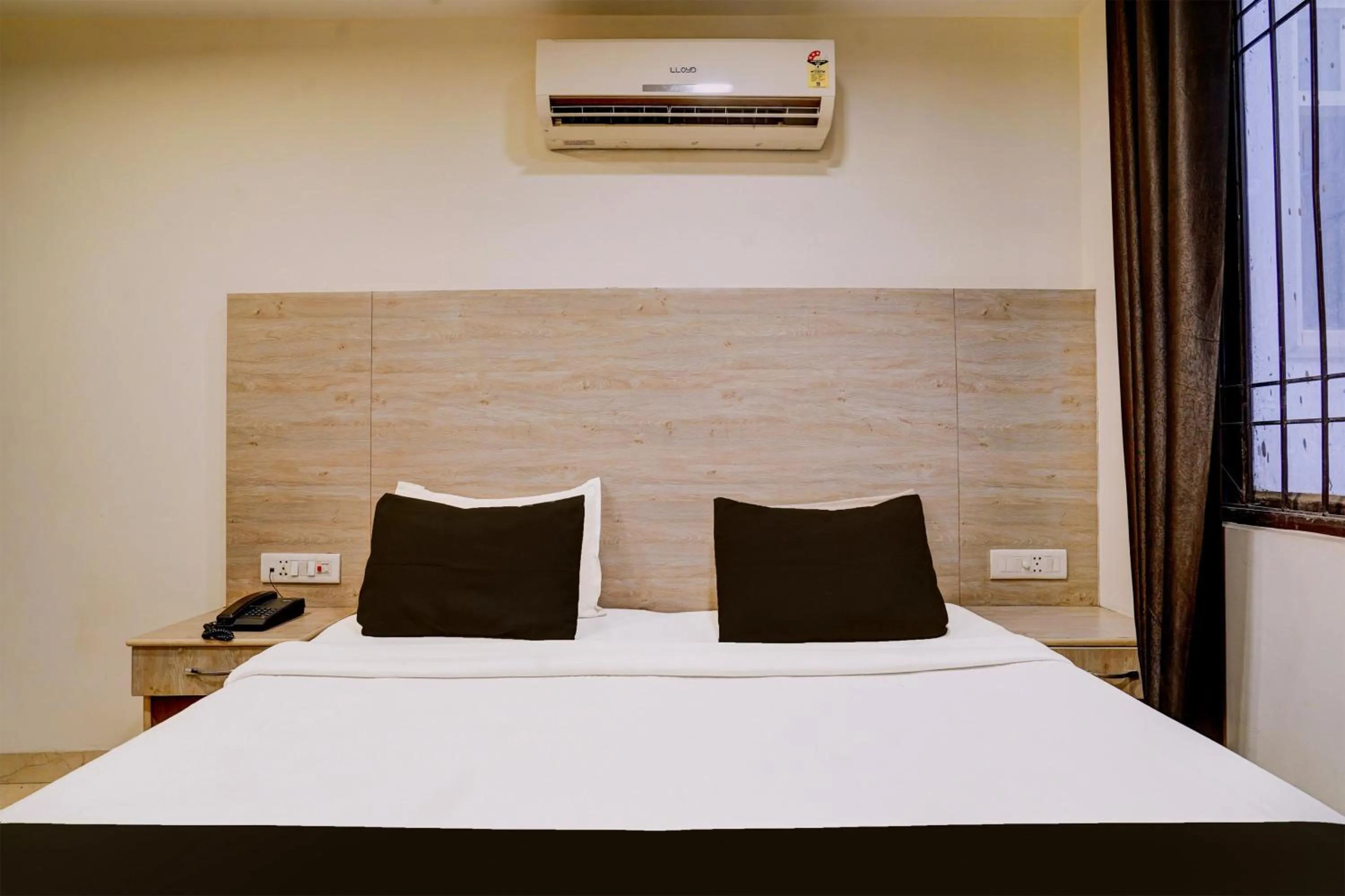 Bedroom in Hotel O Delhi Airport Stay