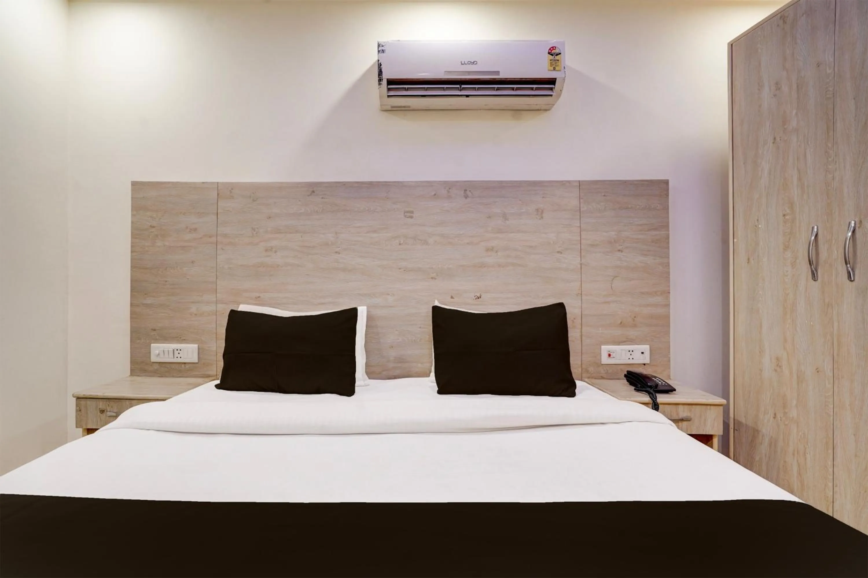 Bedroom in Hotel O Delhi Airport Stay