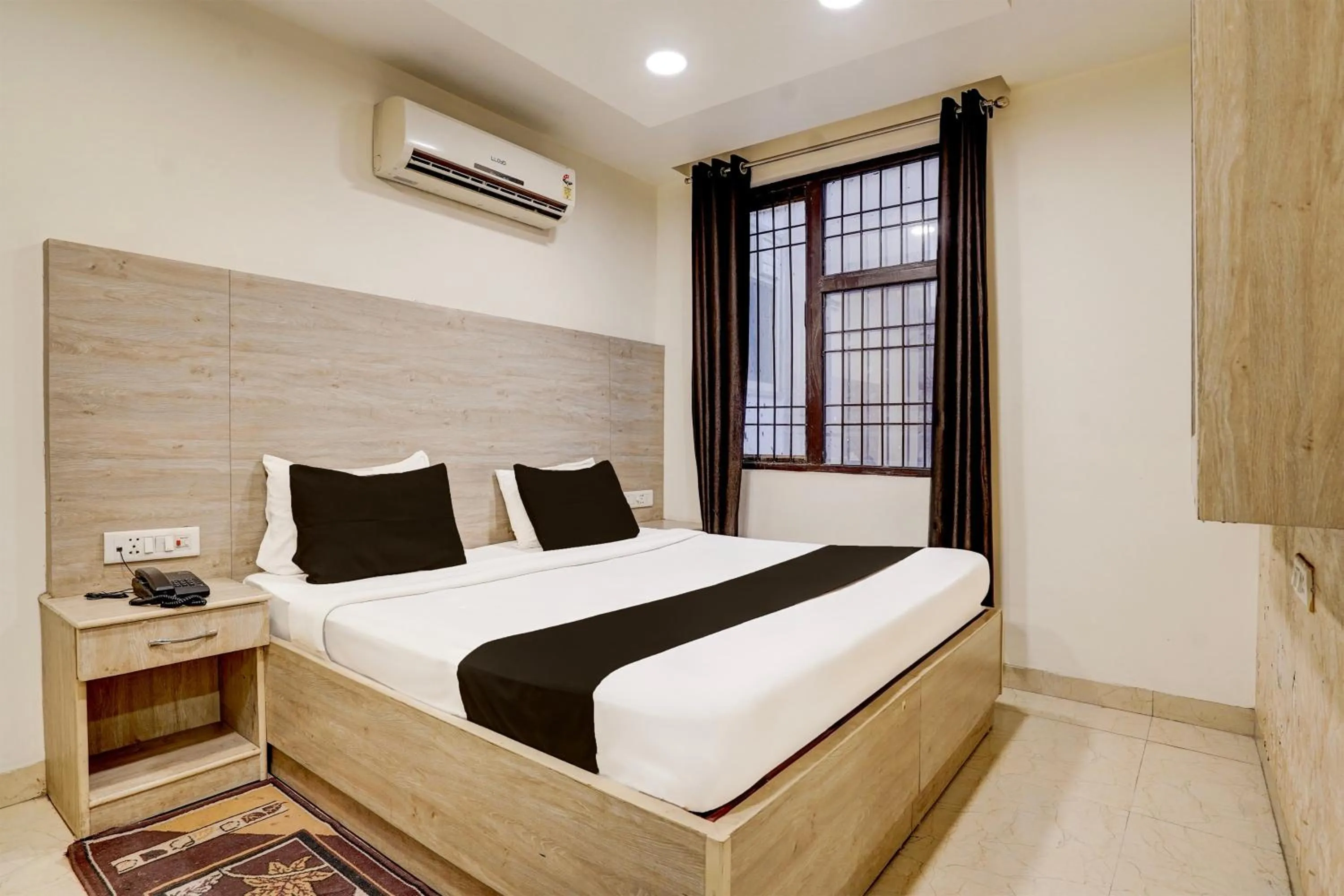 Bedroom in Hotel O Delhi Airport Stay
