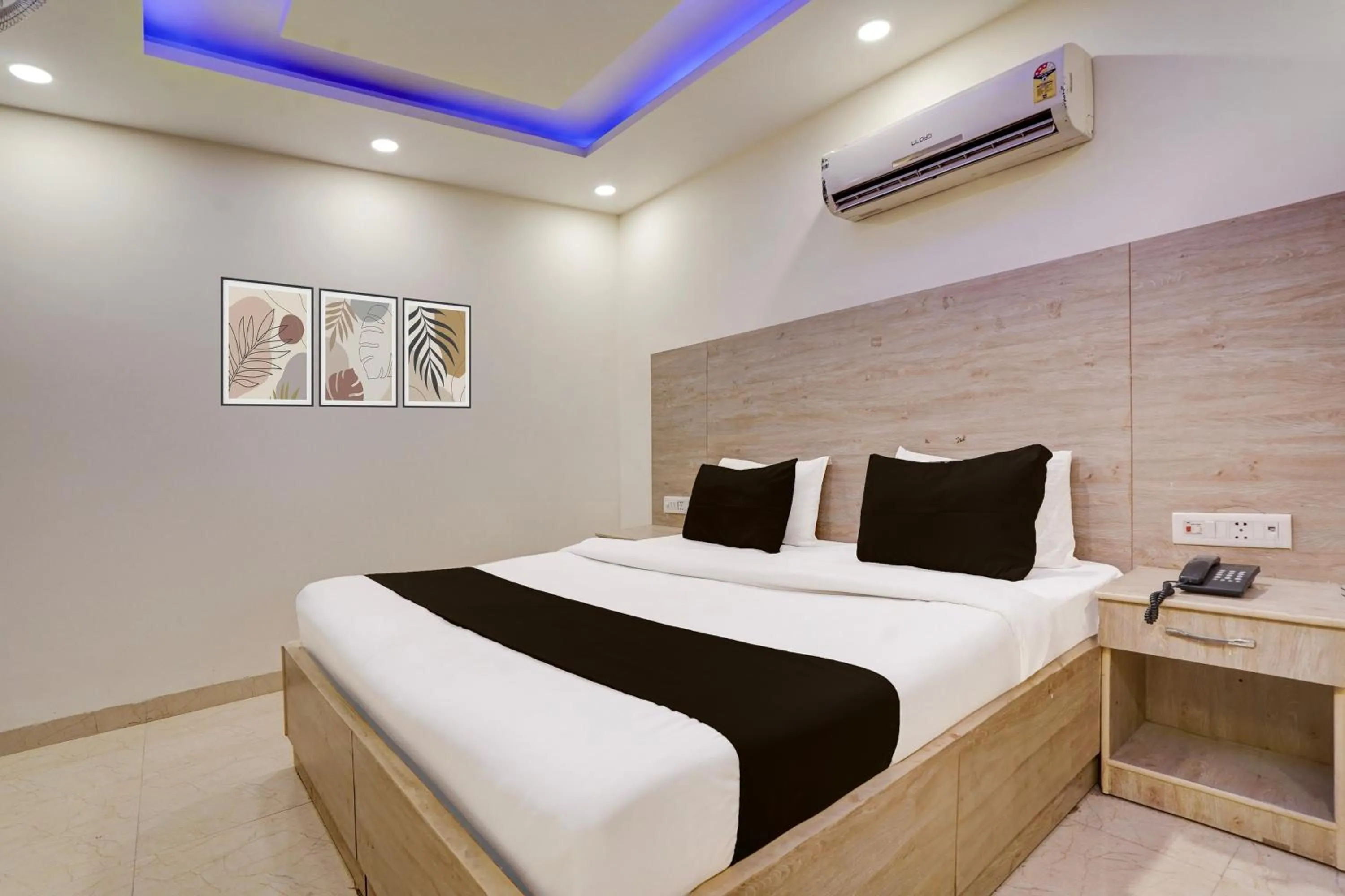 Bedroom in Hotel O Delhi Airport Stay