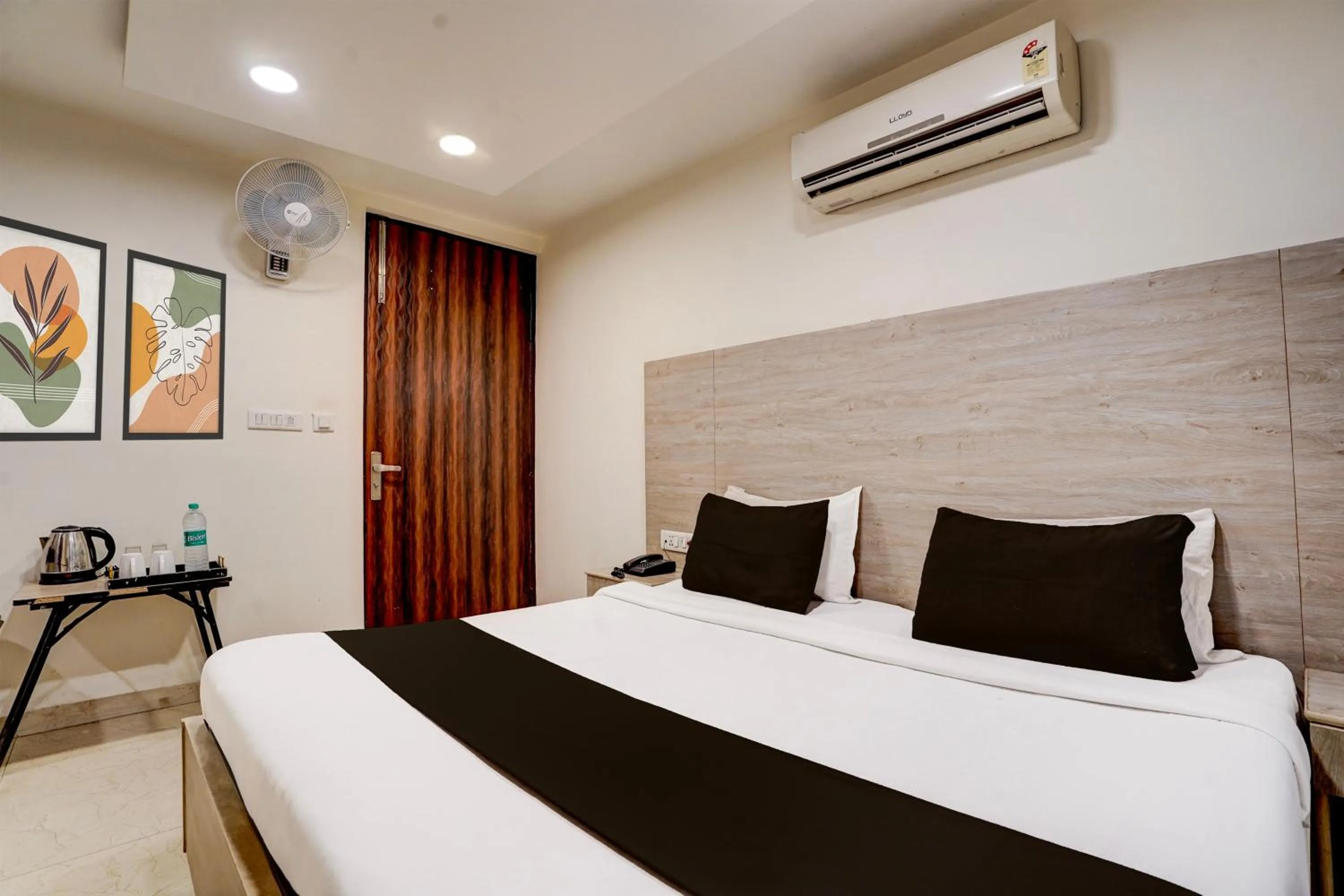 Bedroom in Hotel O Delhi Airport Stay