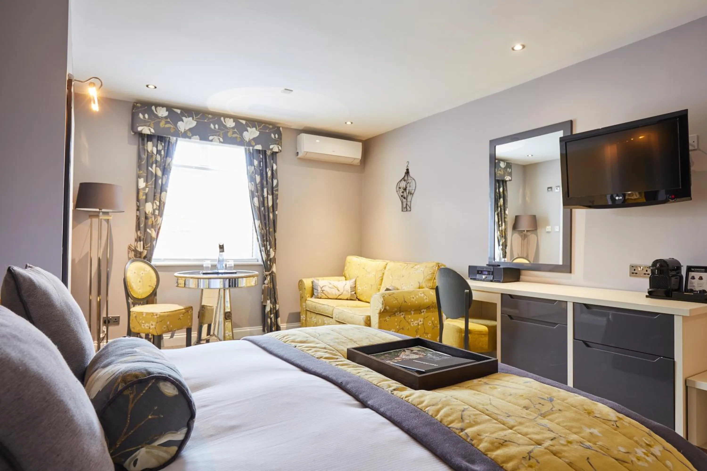 Bedroom, Bed in WorldHotels Distinctive Woughton House Hotel