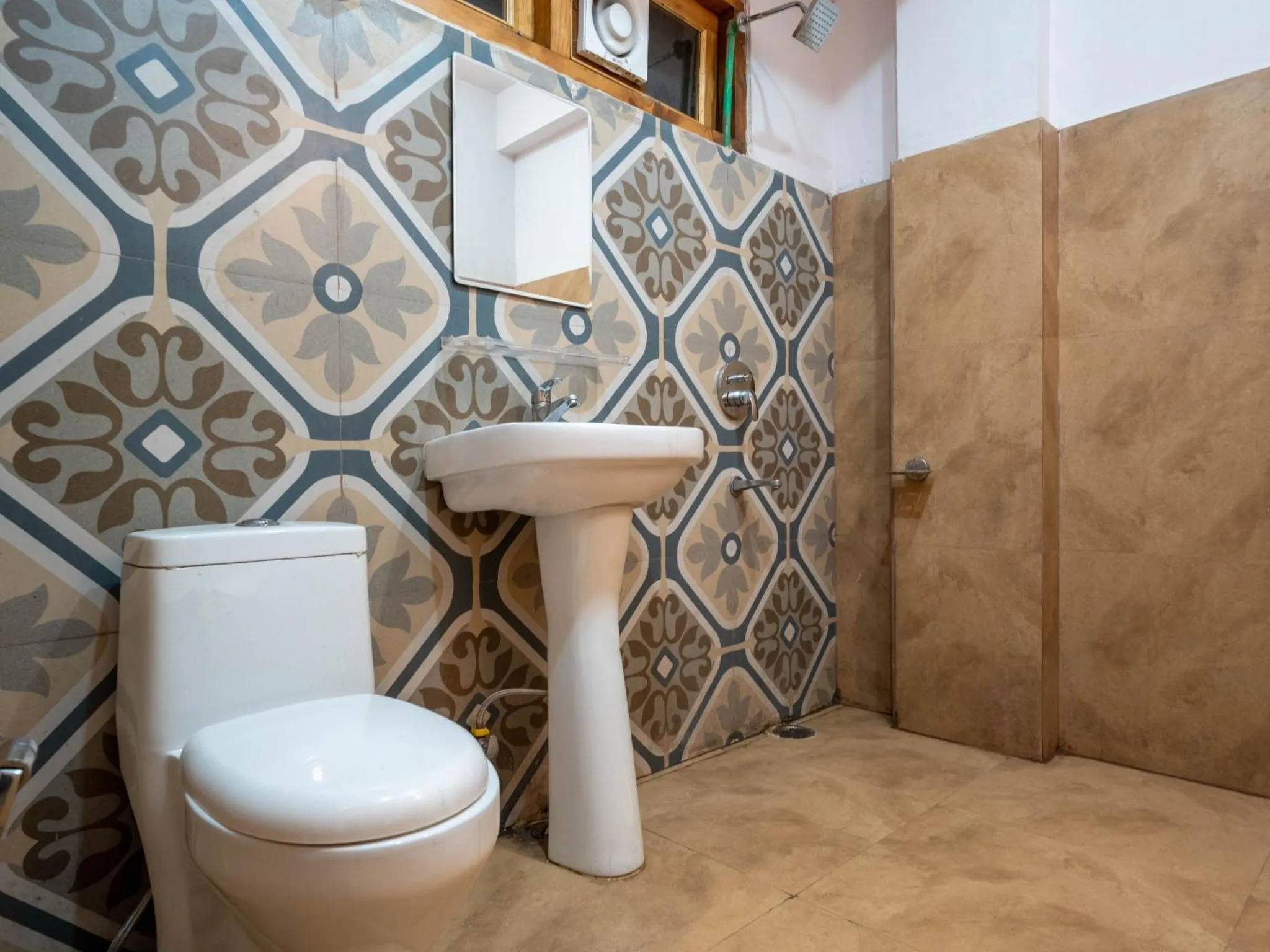 Shower in Moustache Shoja, Jibhi