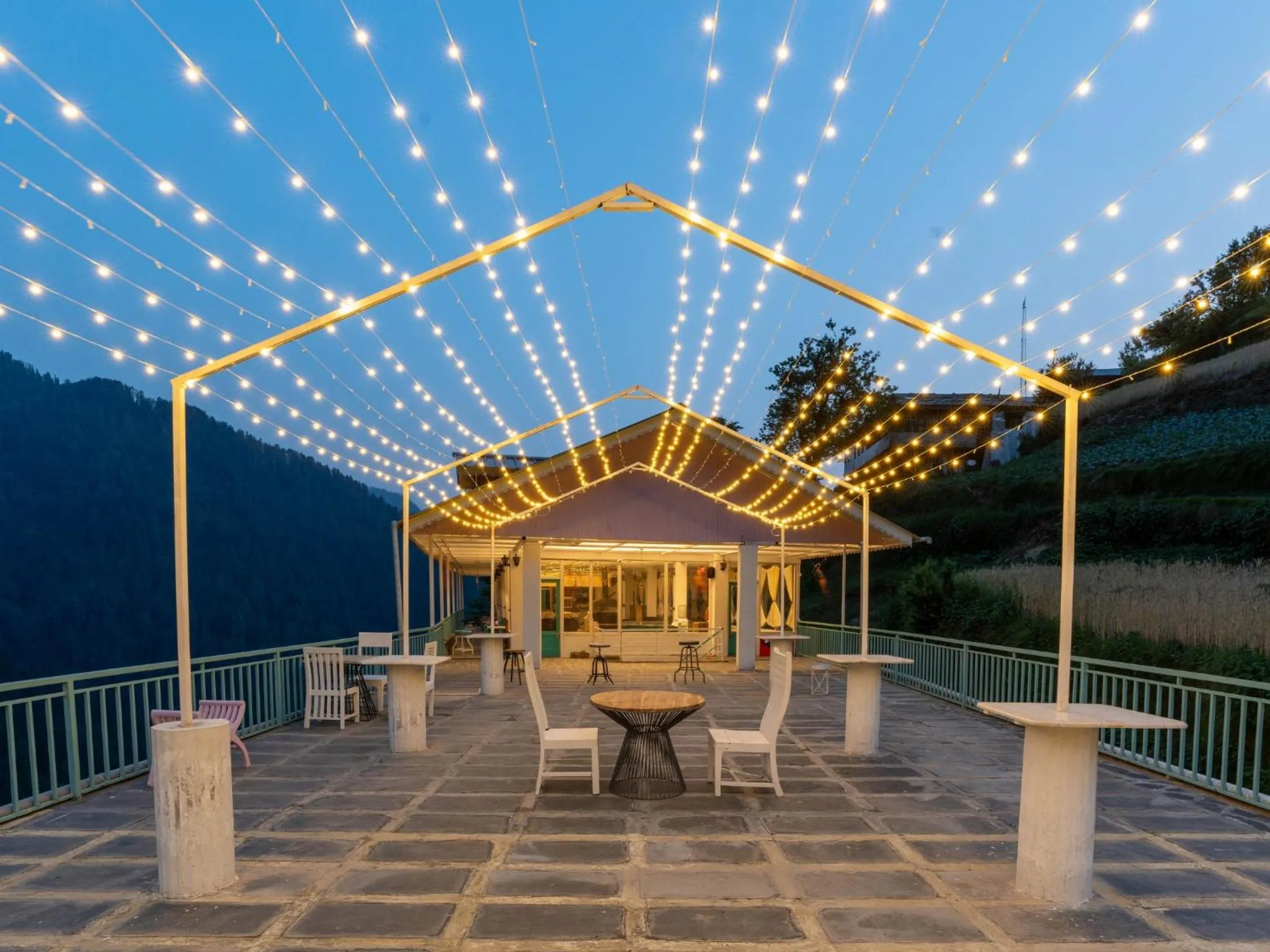 Balcony/Terrace in Moustache Shoja, Jibhi