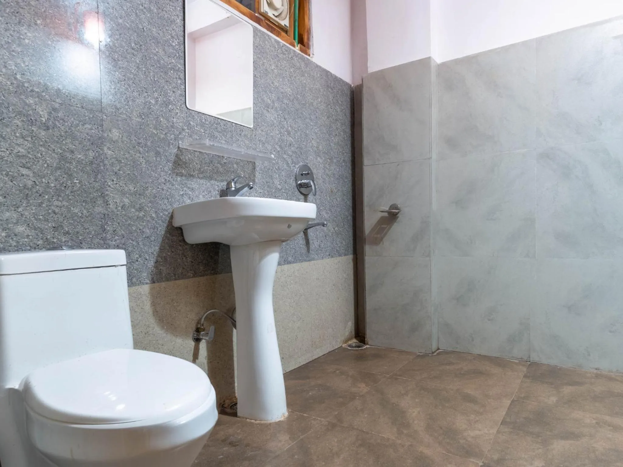 Bathroom in Moustache Shoja, Jibhi