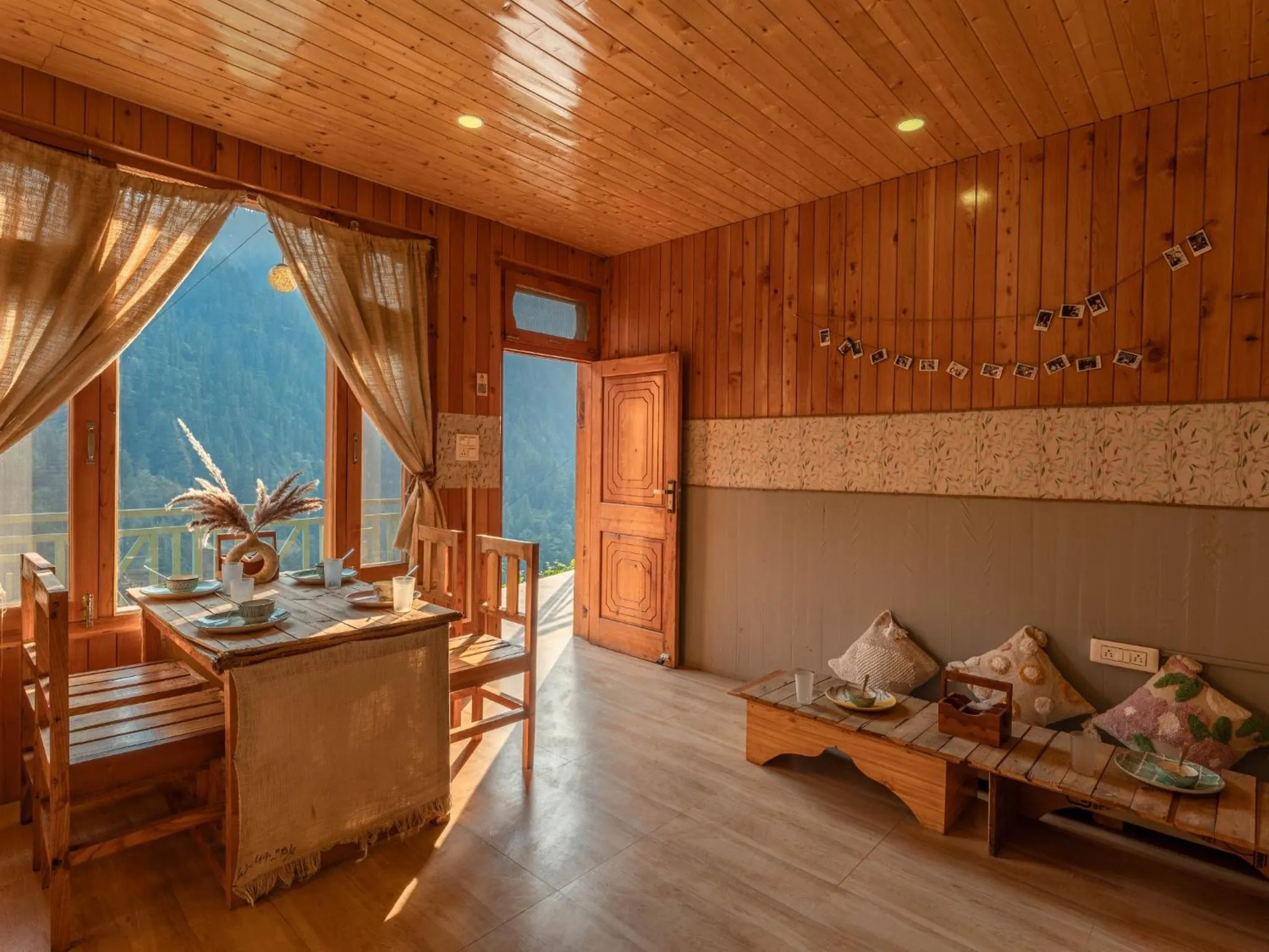 Restaurant/places to eat in Moustache Shoja, Jibhi