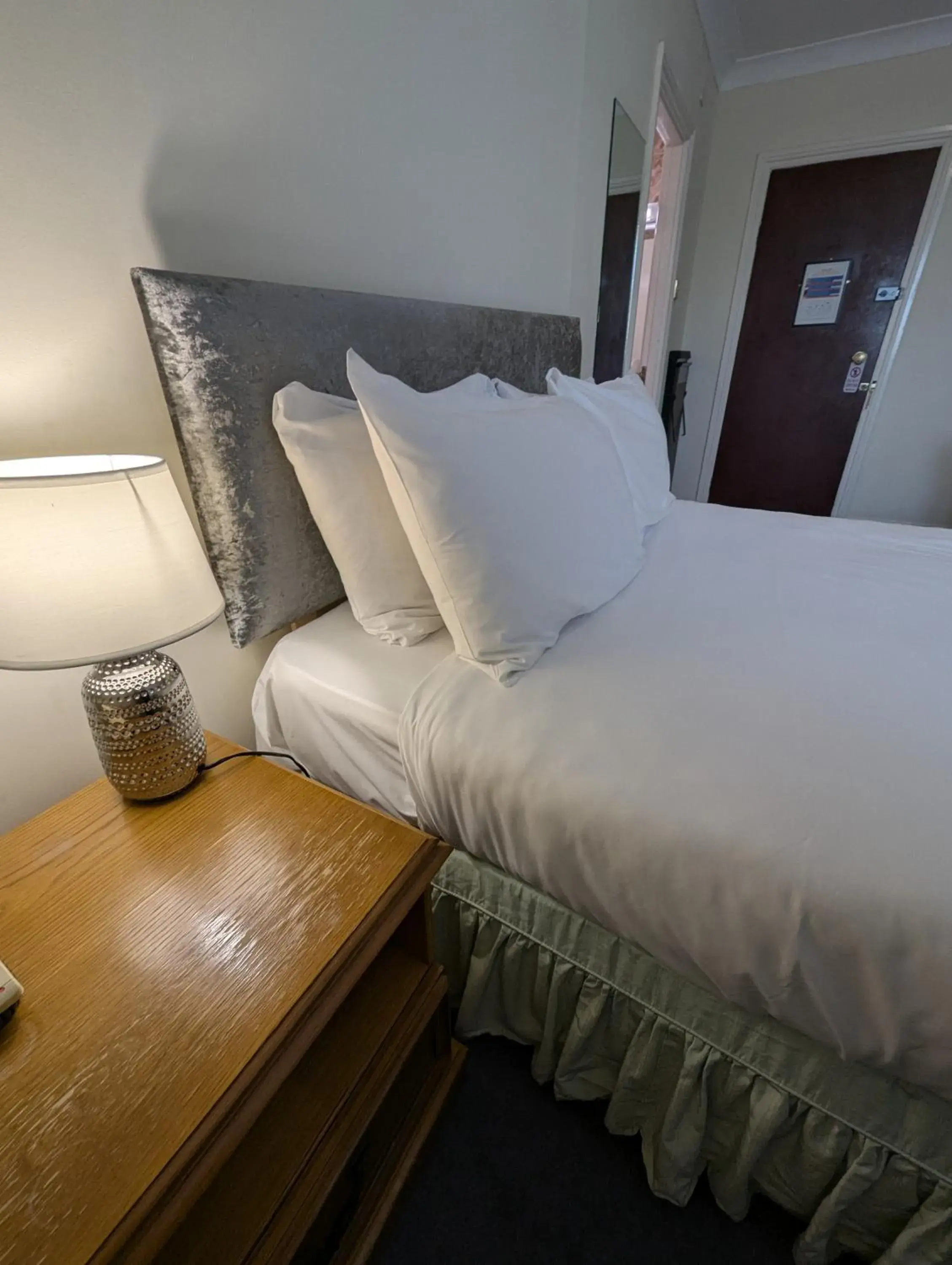 Single Room with Double Bed - single occupancy in The Walnut Tree Hotel Single Room with Double Bed - single occupancy in The Walnut Tree Hotel