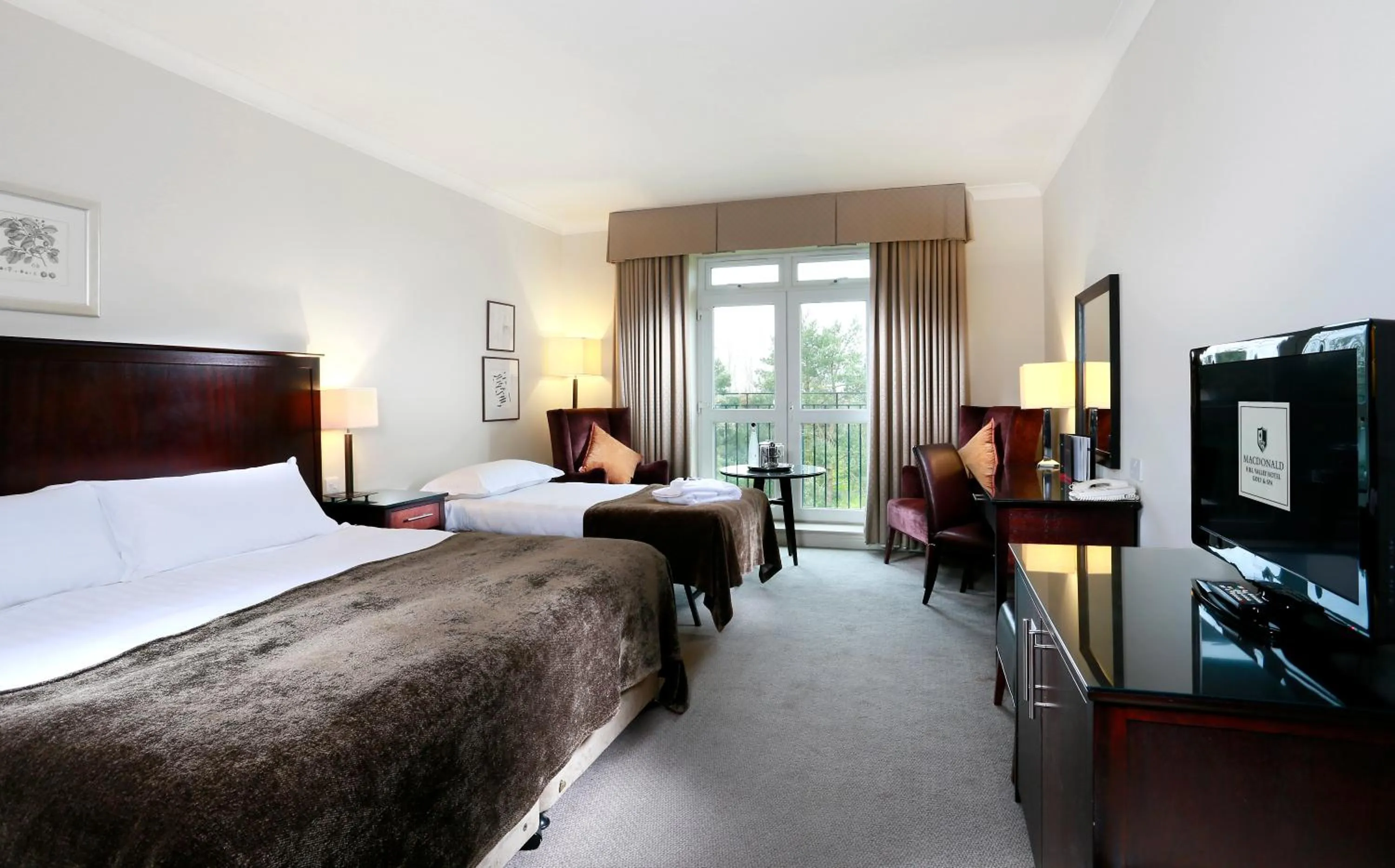 Bedroom, Bed in Macdonald Hill Valley Hotel, Spa & Golf Resort