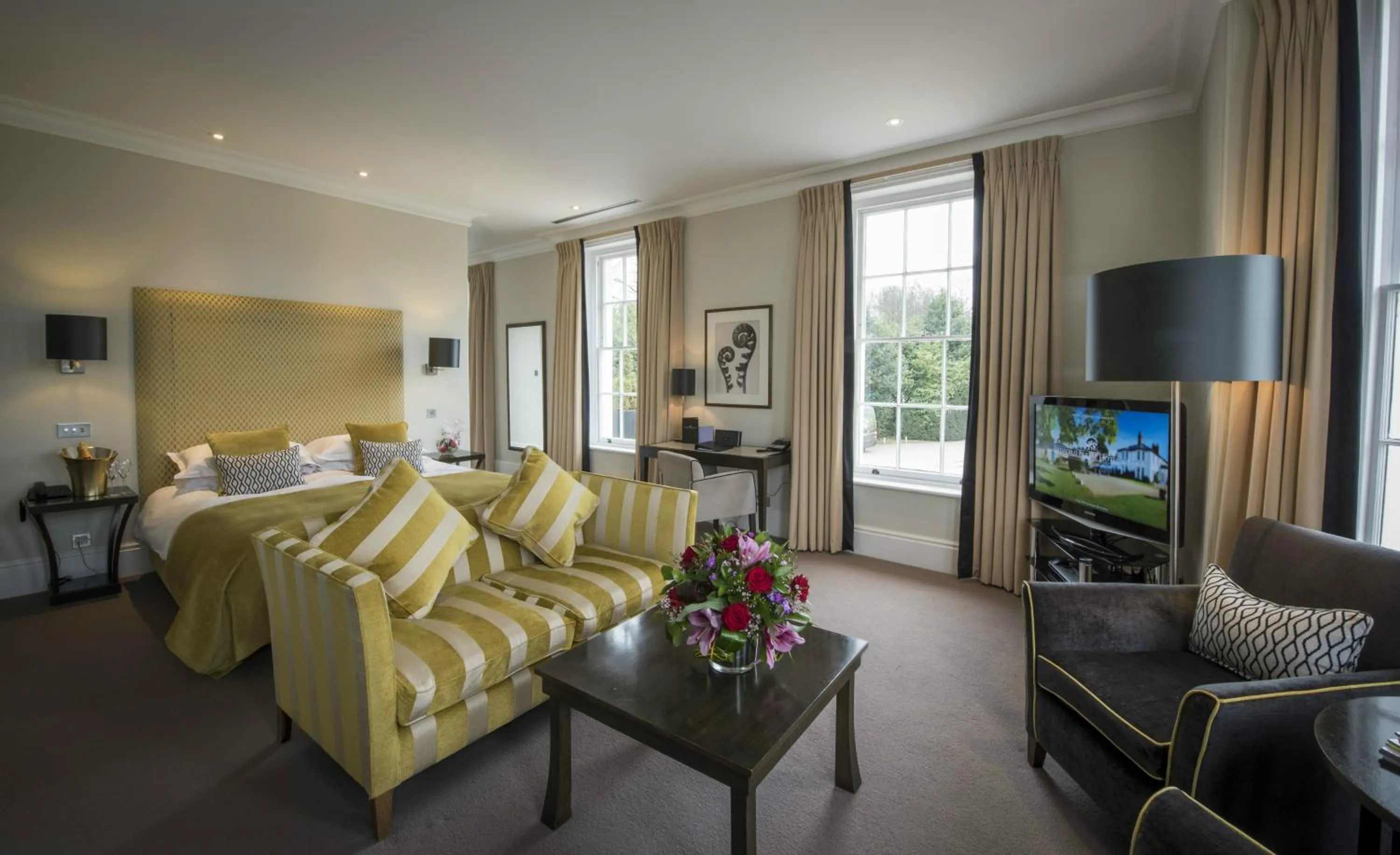 Property building, Bed in Bedford Lodge Hotel & Spa