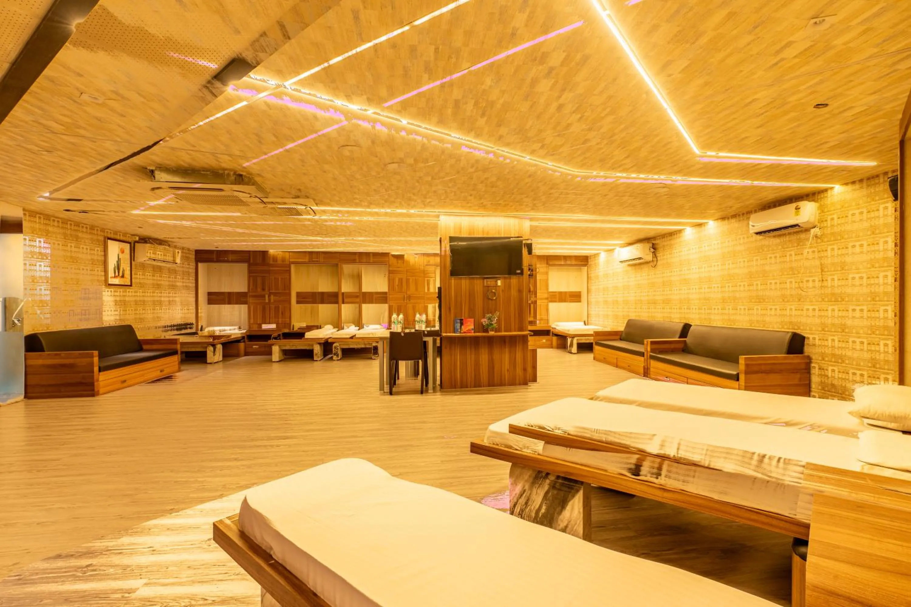 TV and multimedia in Seasons Suites Koramangala