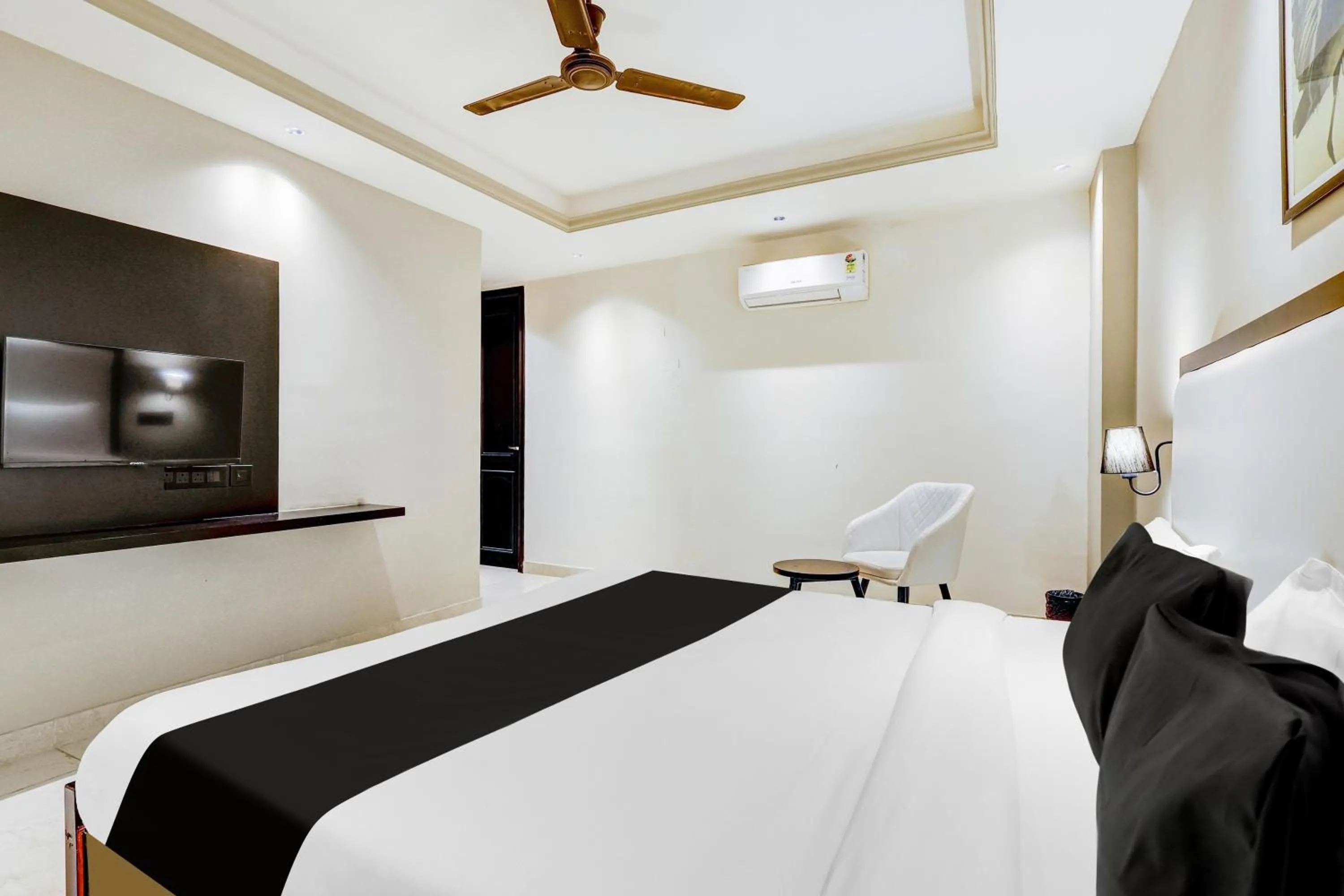 Bedroom, Bed in Super Townhouse Oak Udyog Vihar