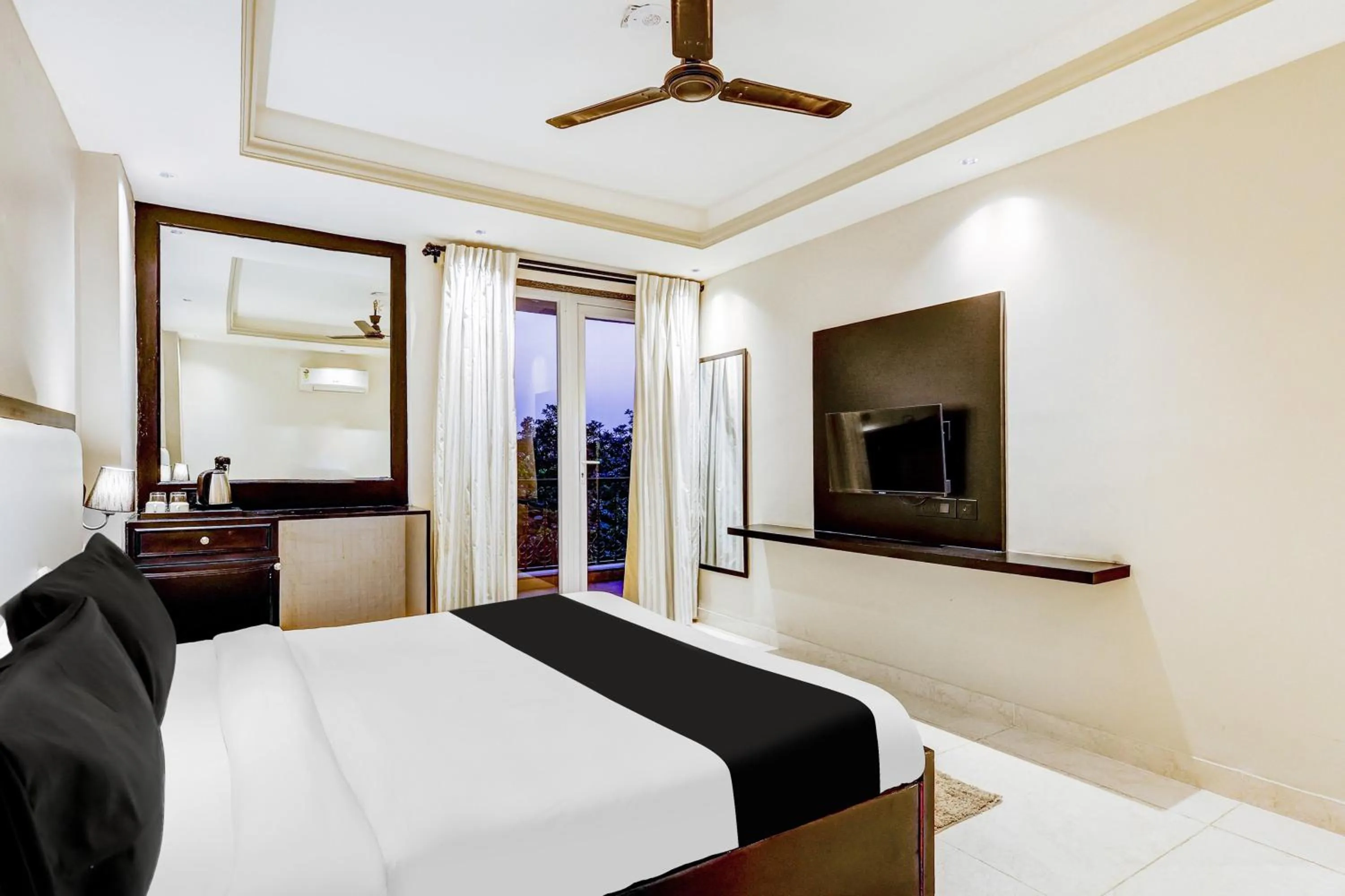 Bedroom, Bed in Super Townhouse Oak Udyog Vihar