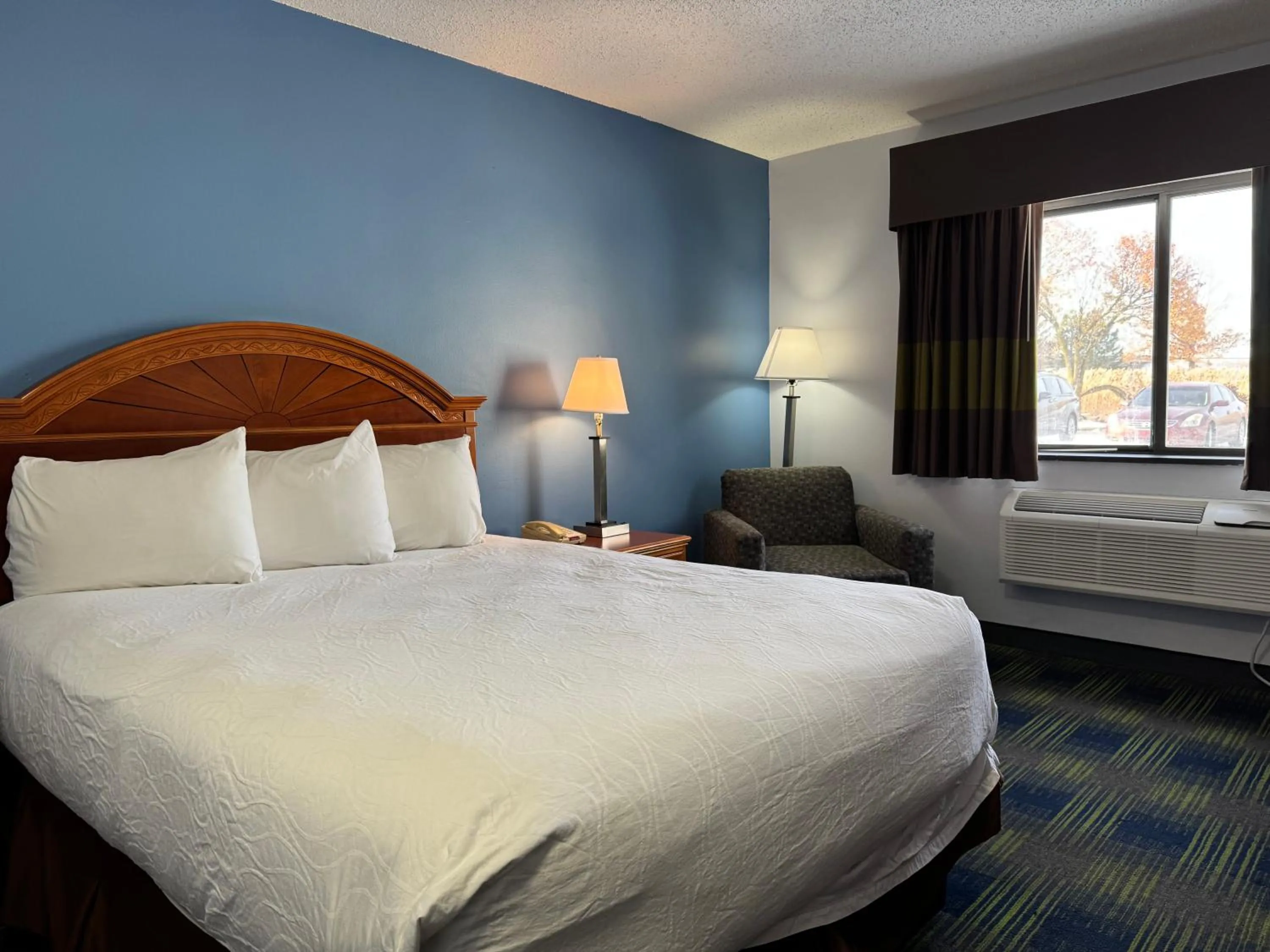 Bed in South Ridge Inn