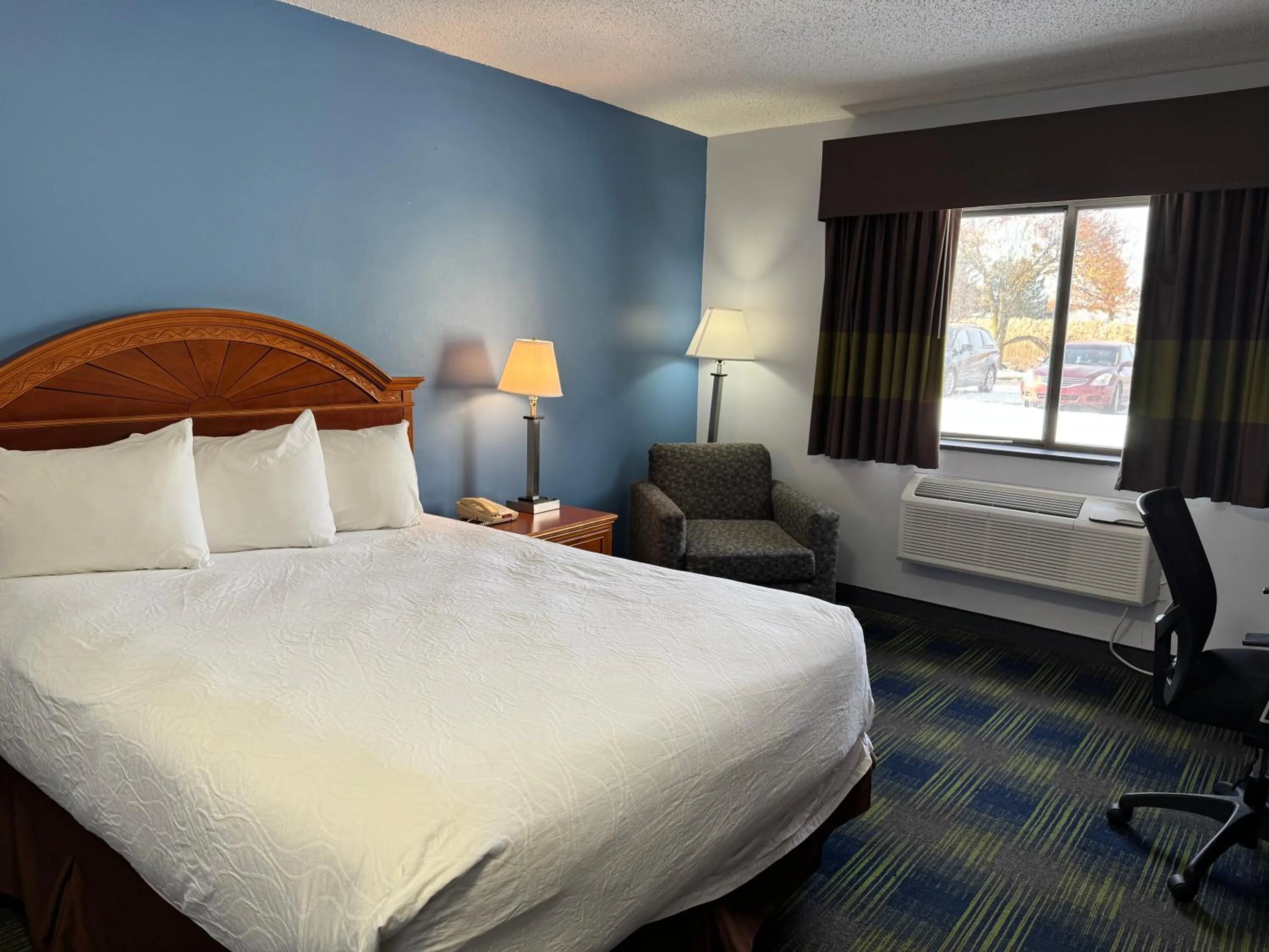 Bed in South Ridge Inn