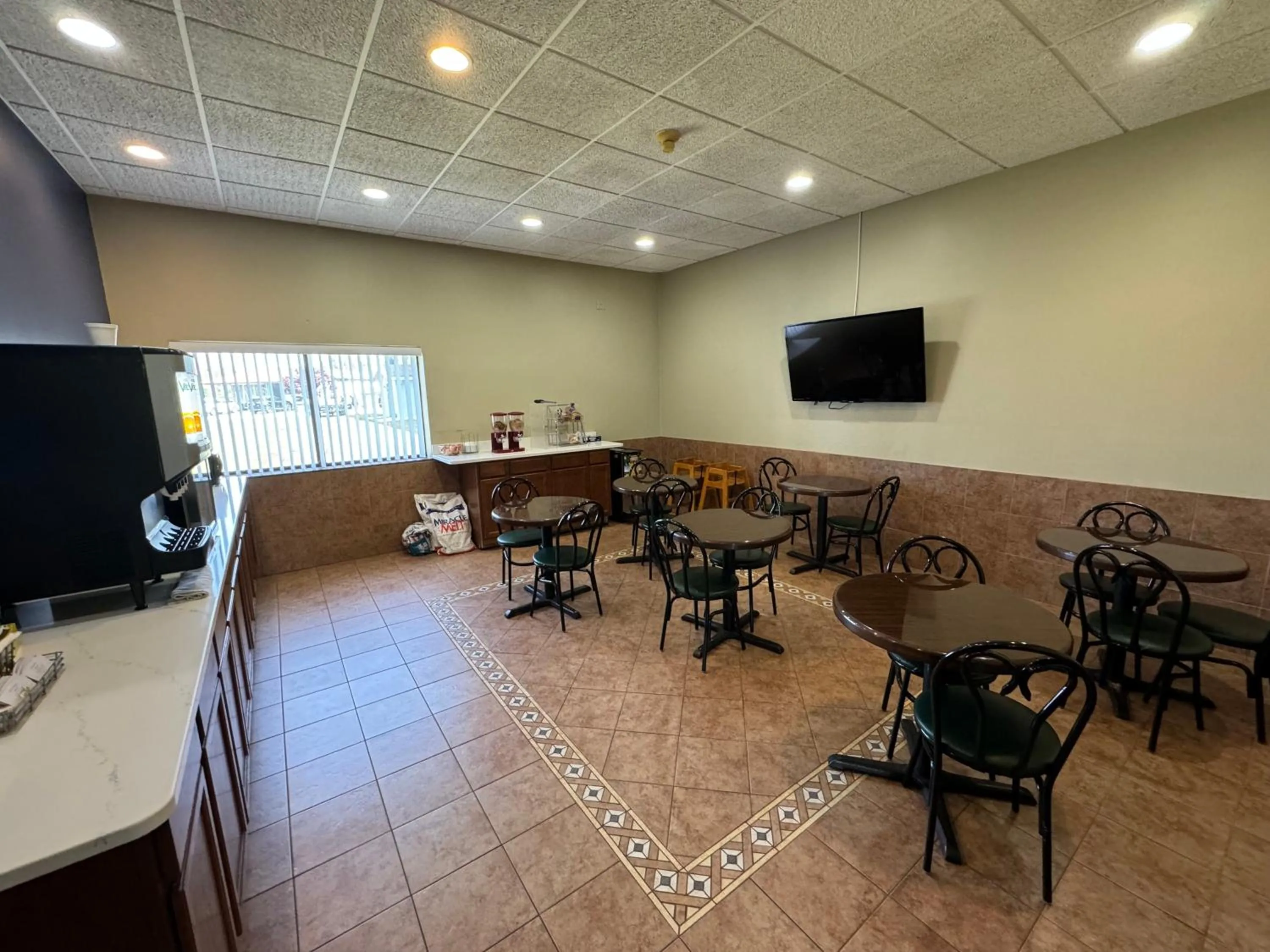 Restaurant/places to eat in South Ridge Inn