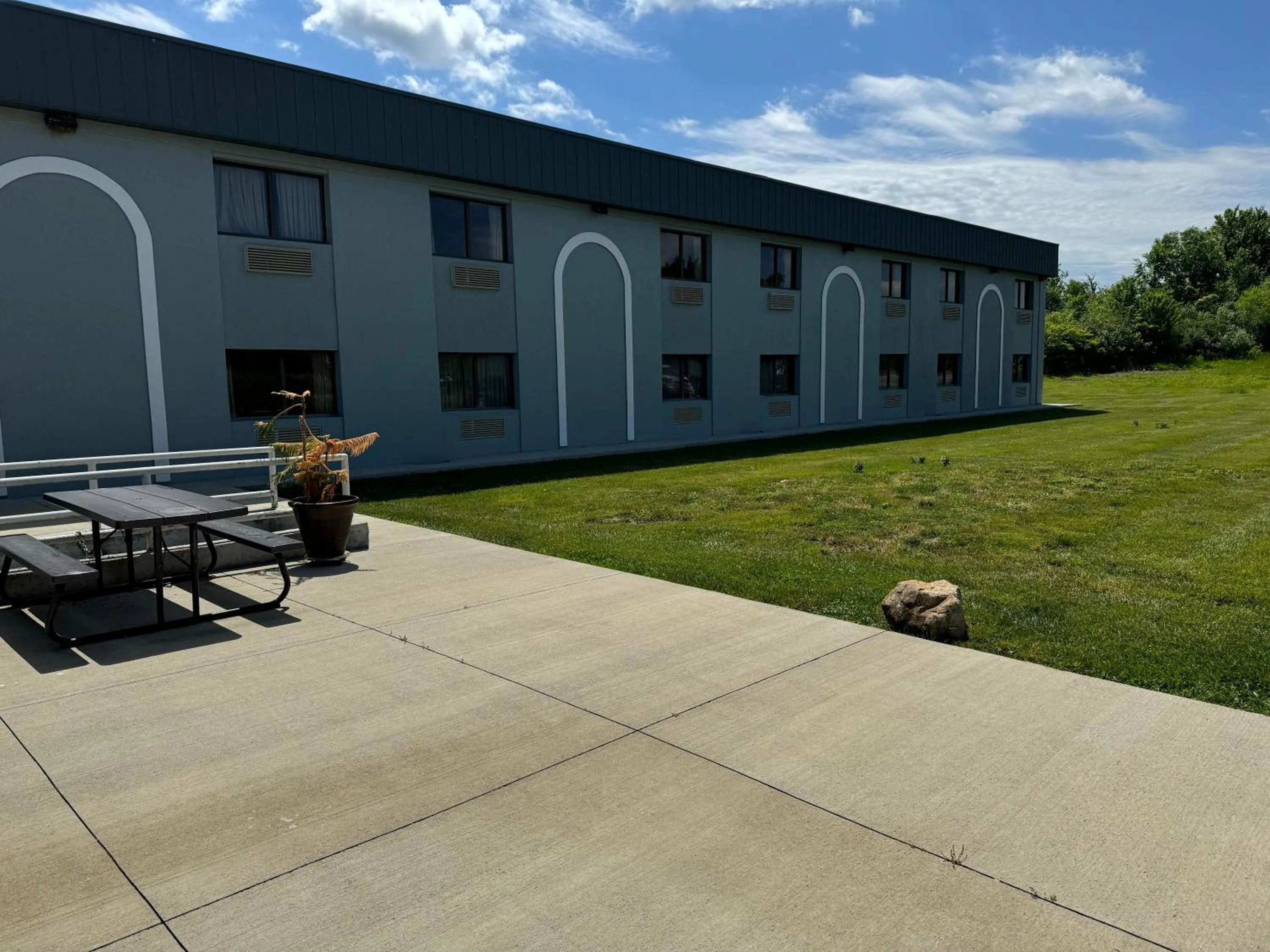 Patio in South Ridge Inn