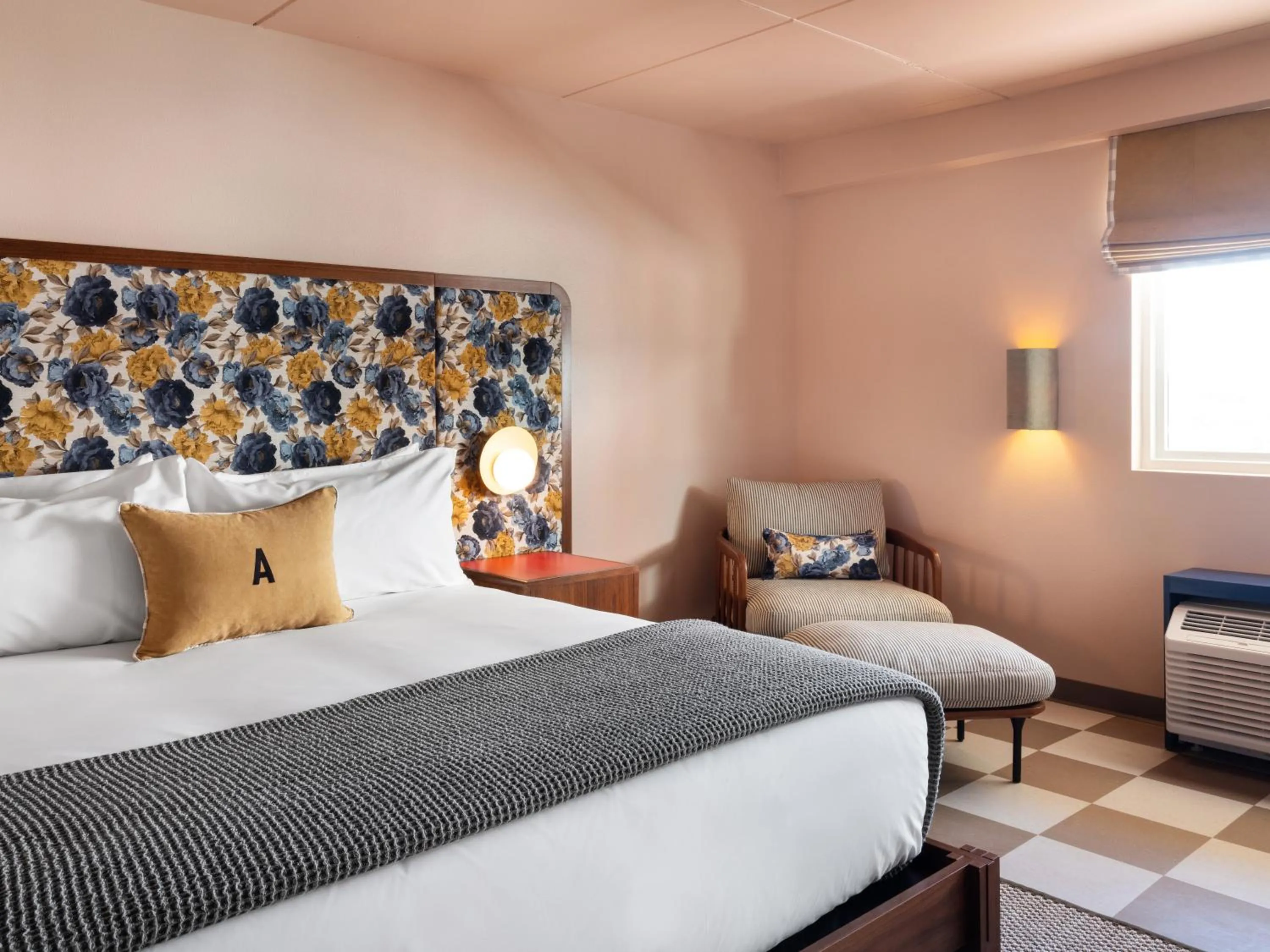 Photo of the whole room, Bed in ARRIVE Albuquerque