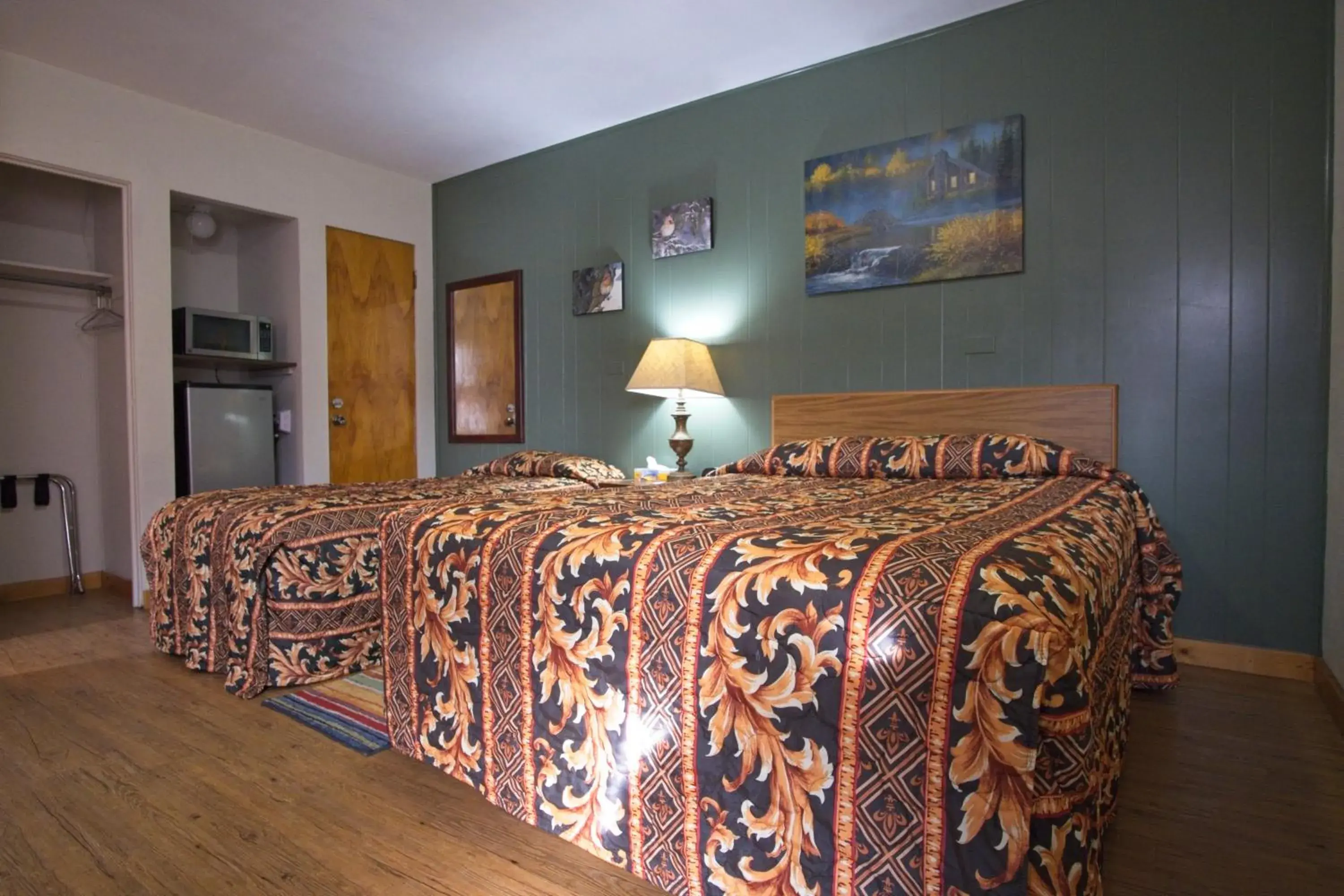 Deluxe King Studio - single occupancy in The King's Inn Deluxe King Studio - single occupancy in The King's Inn