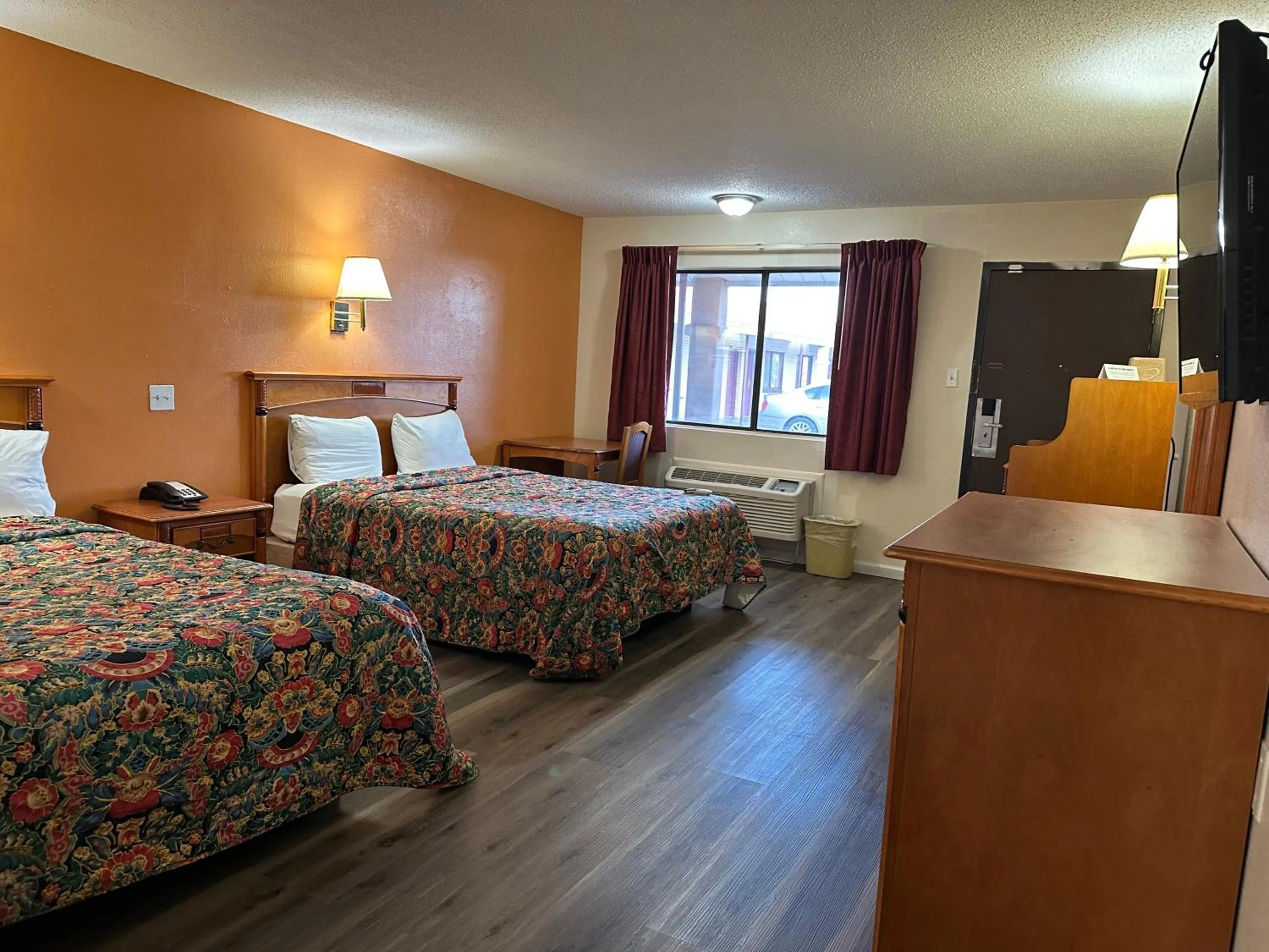 Bed in Regal Inn Las Vegas New Mexico