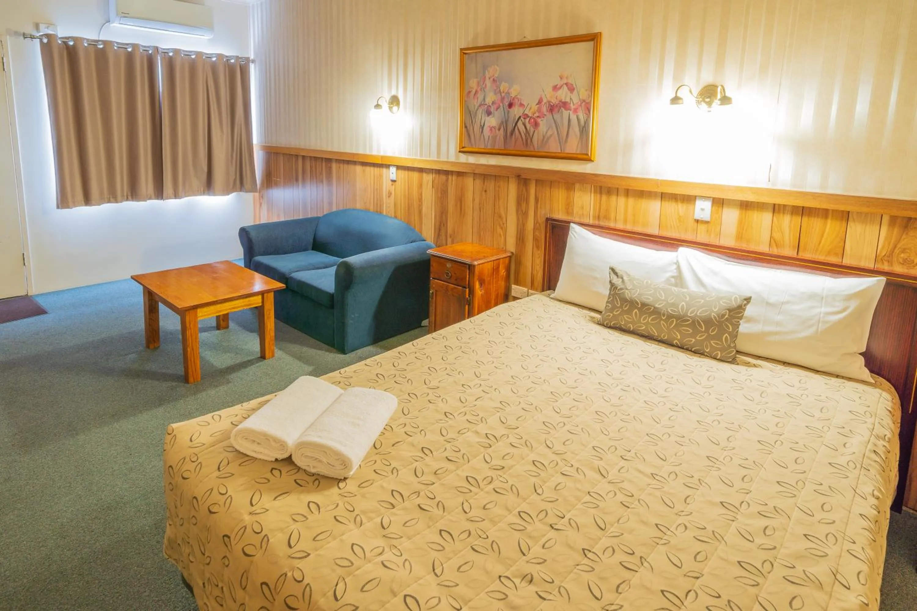 Bed in Castle Motel