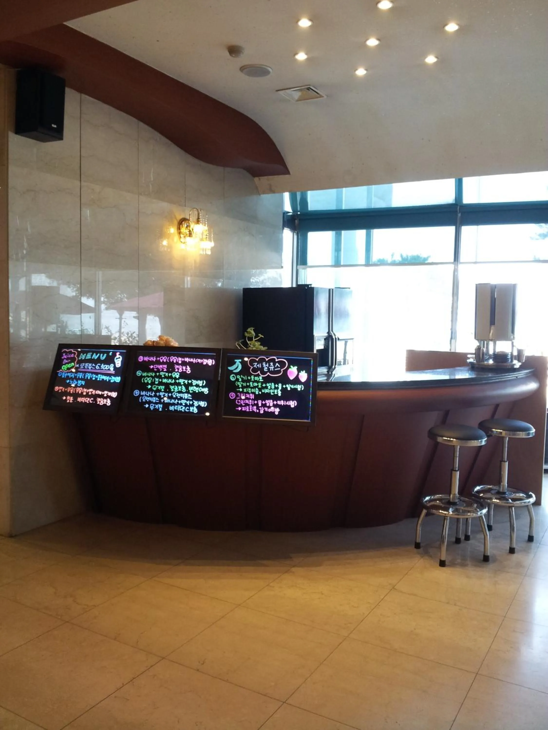 Lounge or bar in Benikea Hotel Mountain & Ocean Daepohang