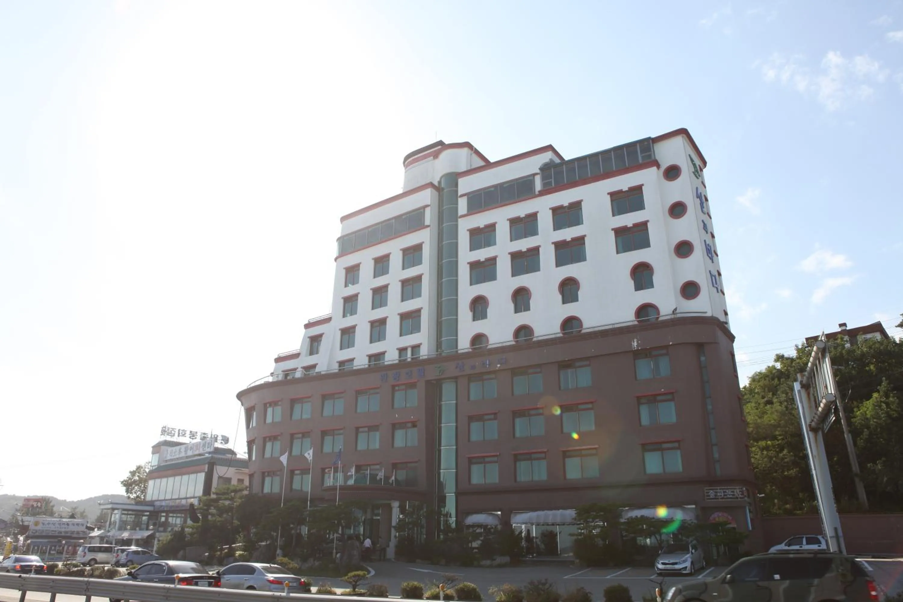 Facade/entrance in Benikea Hotel Mountain & Ocean Daepohang