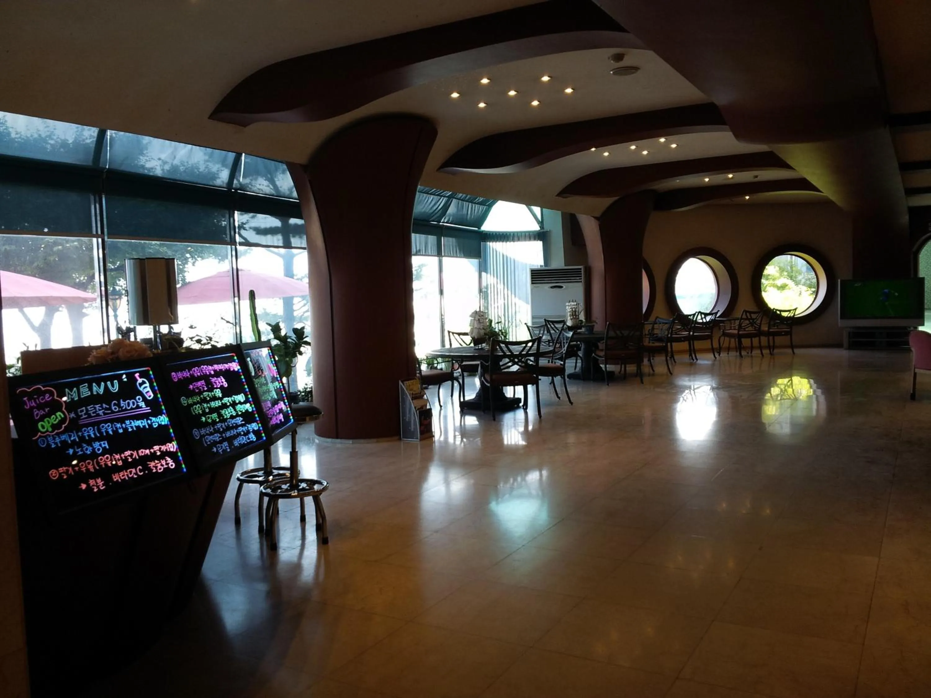 Lounge or bar in Benikea Hotel Mountain & Ocean Daepohang