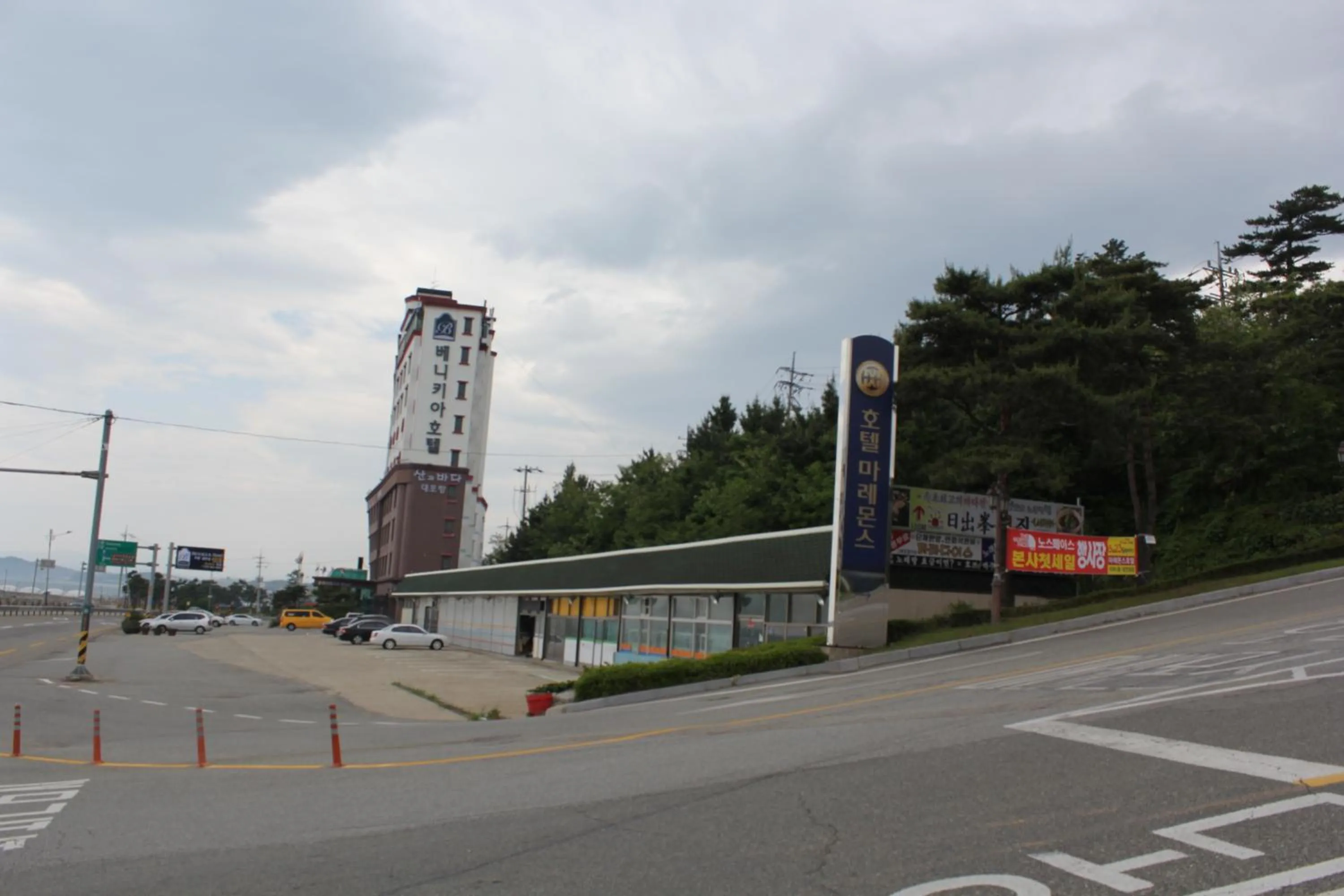 Facade/entrance in Benikea Hotel Mountain & Ocean Daepohang