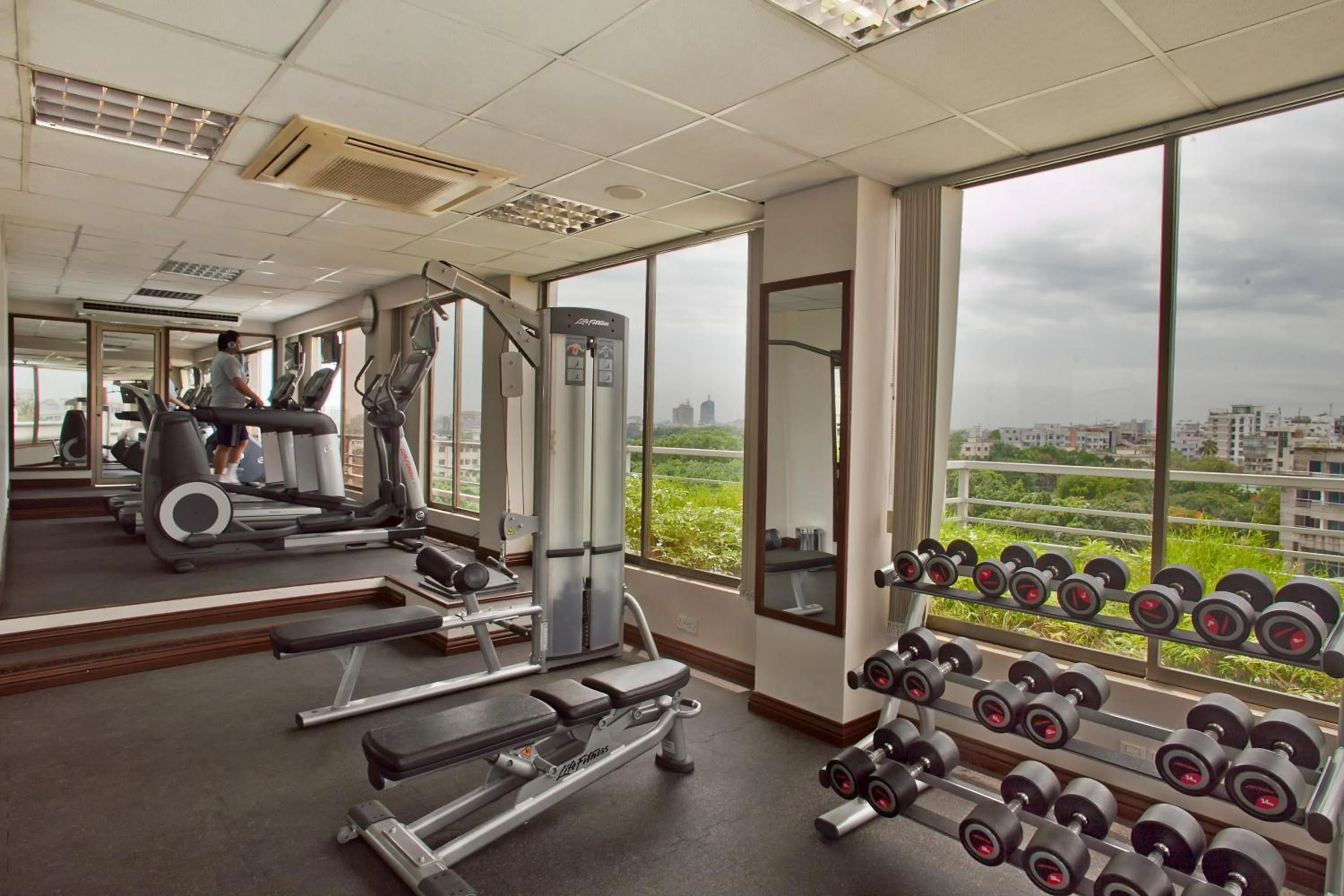 Fitness centre/facilities in Lakeshore Hotel & Apartments