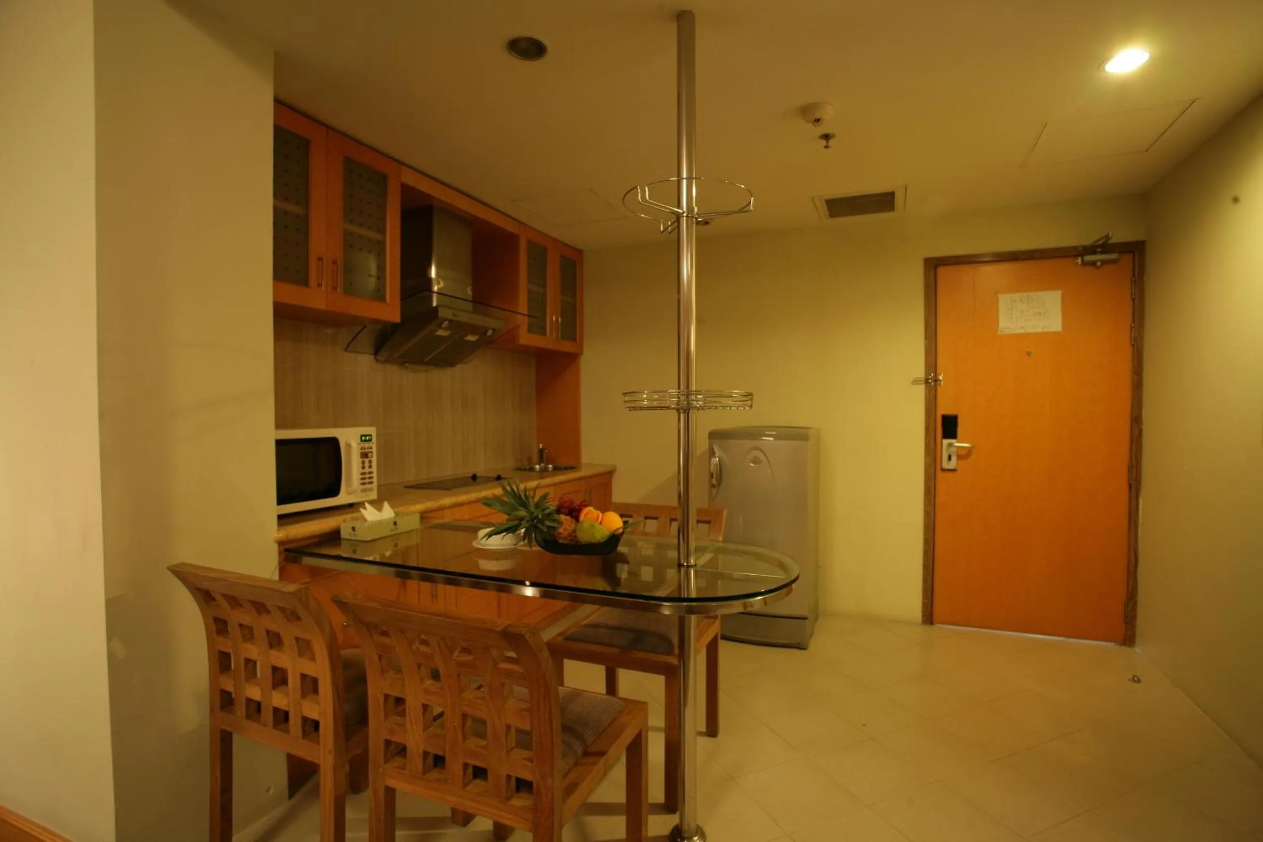 Kitchen or kitchenette in Lakeshore Hotel & Apartments